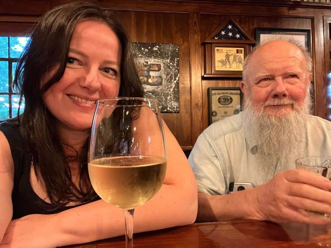 ズザンナ・シャコフスキーのインスタグラム：「On our stools at Sly Fox.」