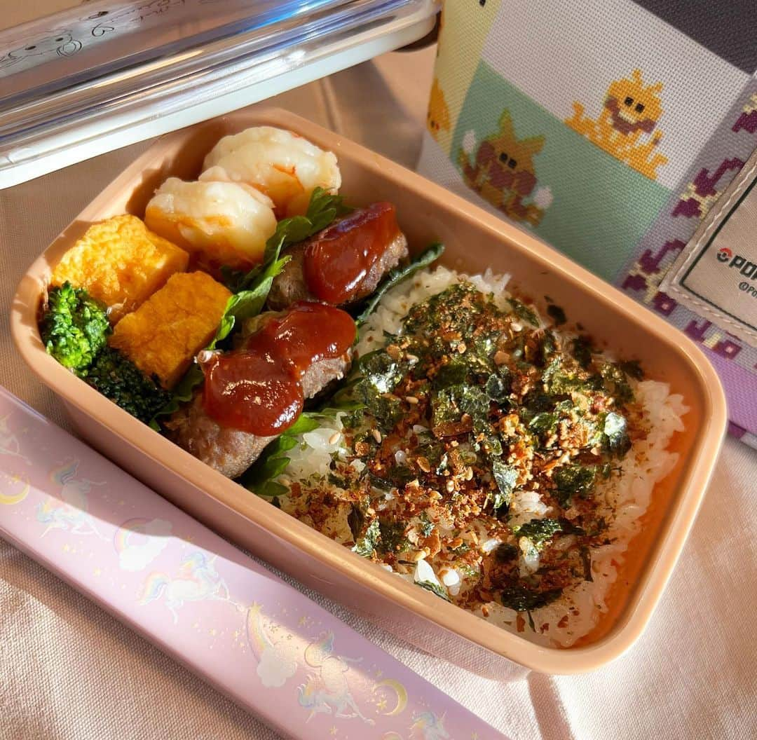 中澤裕子さんのインスタグラム写真 - (中澤裕子Instagram)「😊😊  今日のお弁当。 娘のリクエスト、ハンバーグ。 自分の中で特別な日は ハンバーグが良いんだそう😊  昨日の夜、 下拵えしていたら  「ありがとう」  と、、、お母さんこそ ありがとうだよ。  最近、 気温も上がってきてるので 大葉を多めに、 保冷剤も必須。  今日のお弁当箱はイーブイ✨  ハンバーグのソース 蓋に付かないか心配だったけど セーフ😂  #裕子のいつものお弁当」4月20日 9時27分 - yuko_nakazawa_