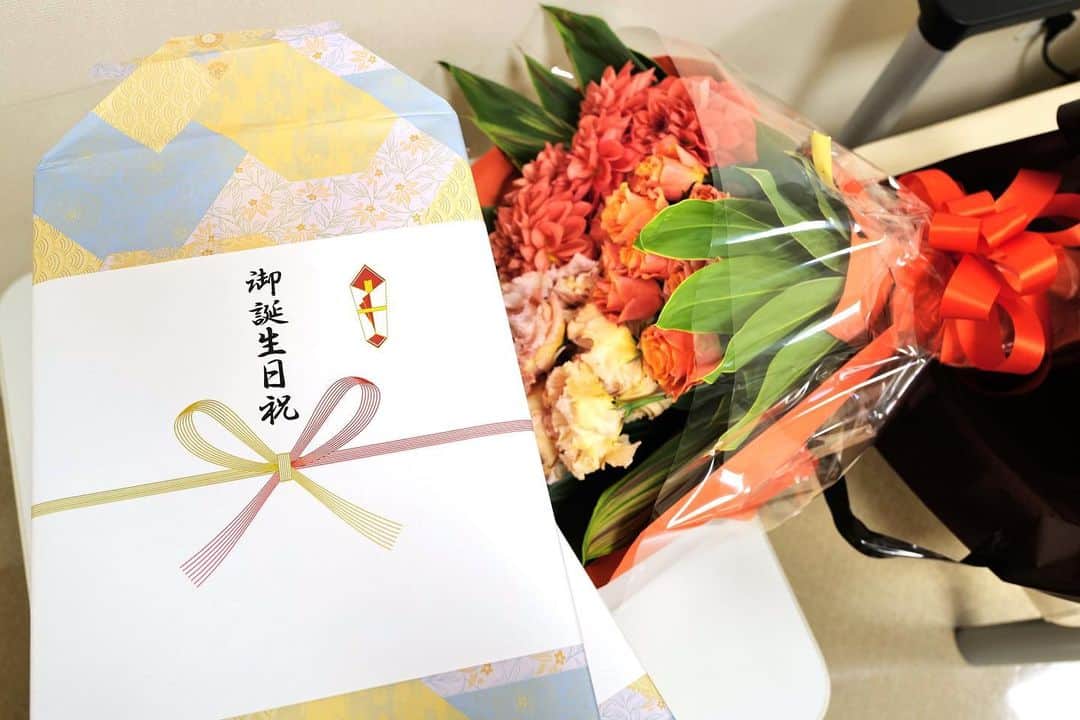 のインスタグラム：「フジテレビ某番組の収録で誕生日のお祝いを頂きました🤩 皆様のお気遣いに感謝🤣  しかし、48本全部味の違うクラフトビールの詰め合わせとは😃イイねぇ😋 飲み比べてたら確実に酔っ払うわ🤪🤪  #フジテレビ #新曲 #プロモーション #誕生日 #プレゼント #クラフトビール #味比べ #感謝 #iPhone13pro #ツアーも順調です😊」