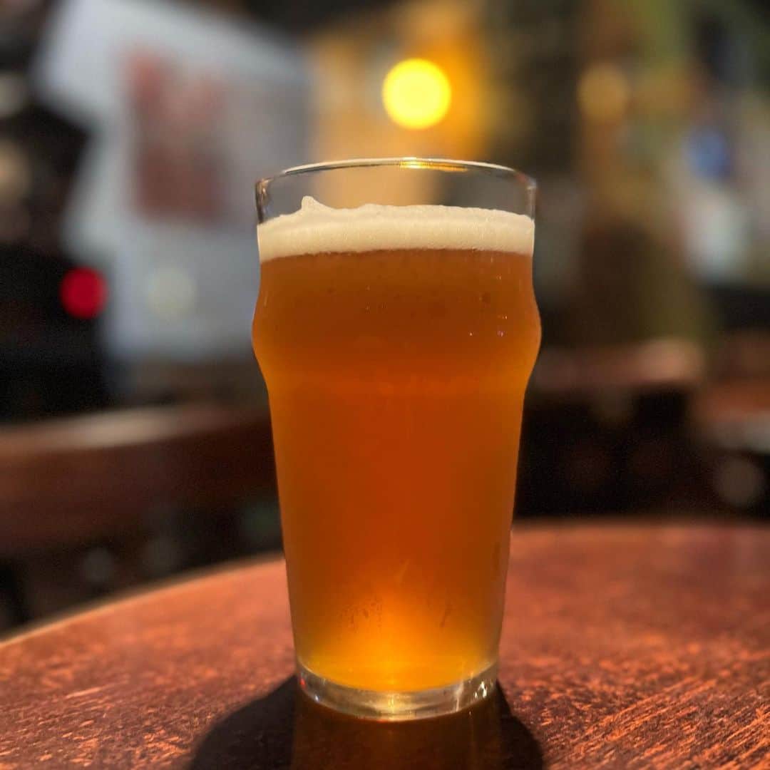 のインスタグラム：「MURAKAMI SEVEN IPA development had been once cancelled, but Mr. Murakami’s passion saved the hope and the hop to finally made this beer come true... ムラカミセブンIPA、一度国産品種のホップ開発打ち切りになるも情熱で開発を続けた末に出来上がったと言うムラカミセブン。 飲みやすいながら舌の上ですっきりとしたコクや苦味が駆け抜けます。  #beer #craftbeer #クラフトビール #ビール #ムラカミセブンipa」