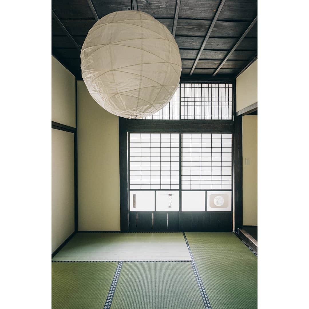 有限会社 稲葉製材住宅のインスタグラム：「#古民家 #リノベーション #和室 #リビング #木のある暮らし #稲葉製材住宅  〜〜〜〜〜〜〜〜〜〜〜〜〜〜〜〜〜〜  【熊本の暮らしに寄り添った工務店】 熊本県北を中心に新築、リノベーションを手掛ける工務店です。 家を建てることがゴールではなく、家を建てたあとの暮らしにフォーカス。 一人ひとりが楽しい暮らしを送れる家をご提案することが重要だと考えます。 素材にもこだわり、県産材を使用したりと人と自然に配慮した熊本らしい家づくりをご提案します。」