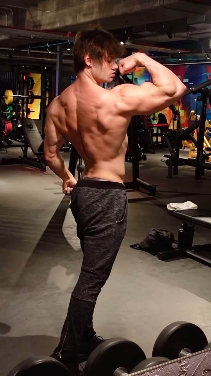 Jeff Seidのインスタグラム：「Huge back pump today. Main focus of todays workout was getting as big a pump as possible 🤣 Full workout below:  Cable Pullovers 4 x 15, 12, 10, 8  Wide Grip Pulldowns 4 x 10  Close Grip Pulldowns 3 x 10  Reverse Grip Pulldowns 3 x 8  Cable Rows ISO Holds 4 sets  Bent Over Barbell Rows 3 x 12  Heavy Single Arm Rows 4 x 6  Strict 45 second rest between sets」