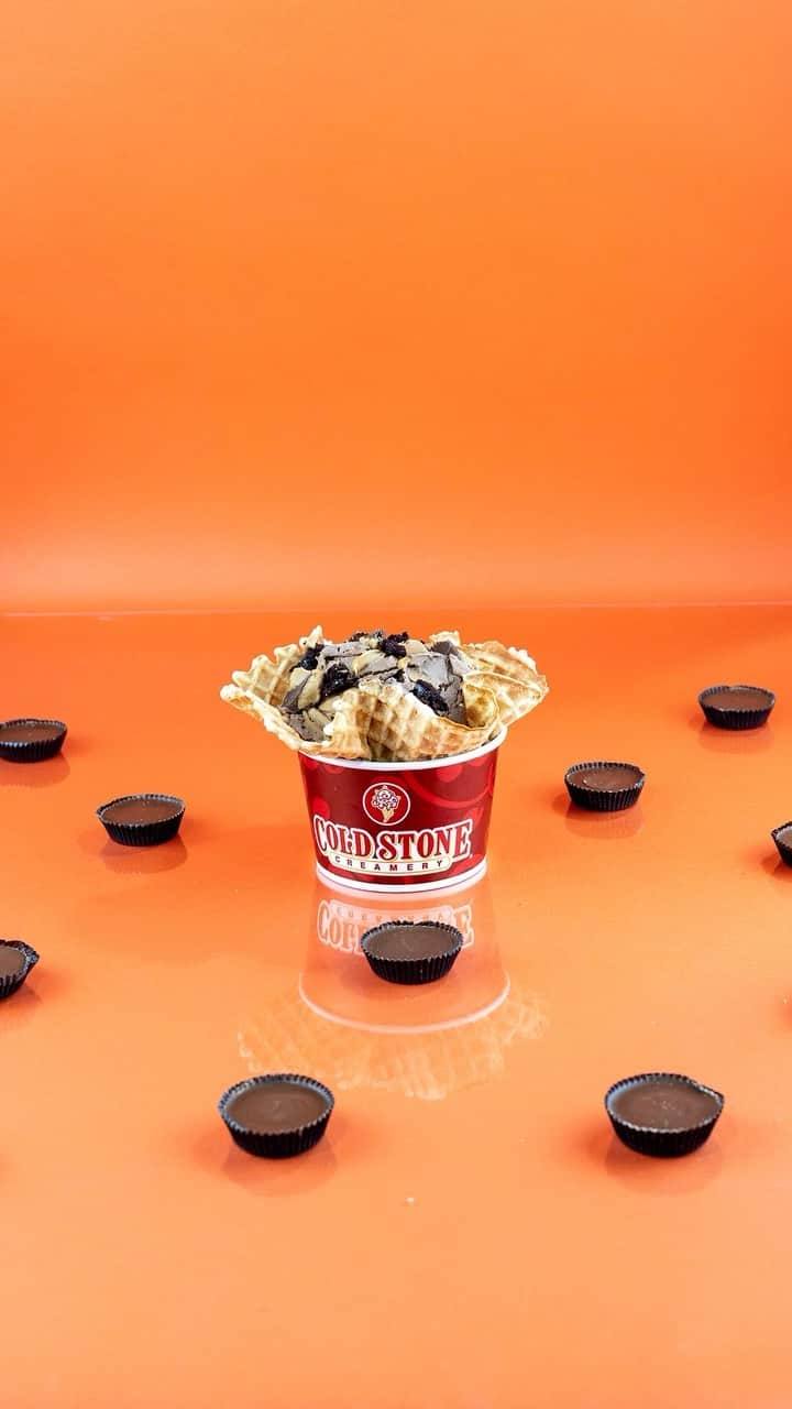 コールド・ストーン・クリーマリーのインスタグラム：「No Limit to the REESE’S! 👏 This delicious Creation™ is made with REESE’S Peanut Butter Cup Ice Cream, Brownie, REESE’S Peanut Butter Cup & REESE’S Peanut Butter Sauce. 🥜🍫  Order at ColdStoneCreamery.com」