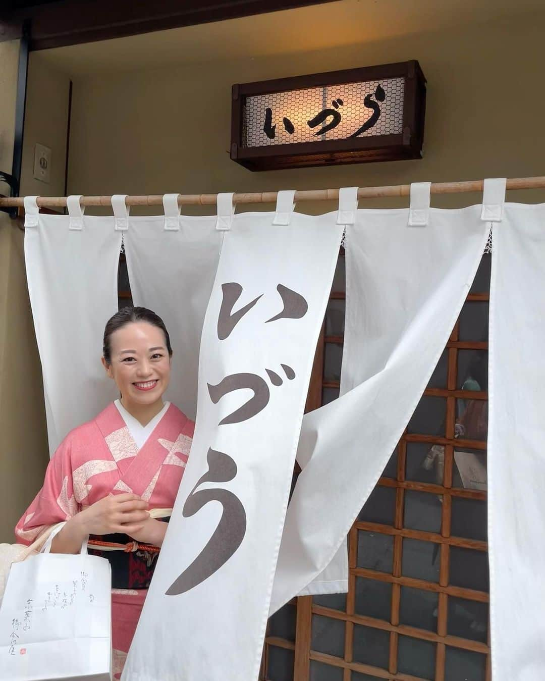 沢瀉美緒さんのインスタグラム写真 - (沢瀉美緒Instagram)「※ Traditional sushi in Kyoto 🥢 @izuu_sushi  . ランチはいづうさんに。 新幹線の車内で食べるのもお家に帰って お吸い物に合わせるのも好きですが やっぱりその場で食べるのが1番好き💕 . 京ちらしと御台所ちらしにしようとしましたが 時間がなくて鯖と鯛のハーフ&ハーフに！ . 次回こそは！笑 ちなみに私はお昆布も全部食べちゃう派🤭 . . #いづう #鯖棒寿司 #鯖寿司 #ミオログ #kyoto #京都」4月20日 9時38分 - mio_omodaka