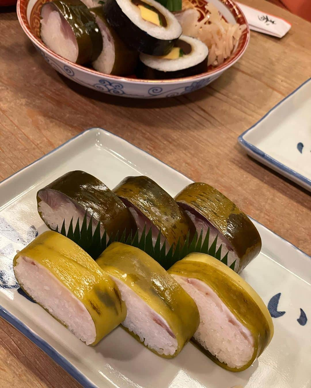 沢瀉美緒さんのインスタグラム写真 - (沢瀉美緒Instagram)「※ Traditional sushi in Kyoto 🥢 @izuu_sushi  . ランチはいづうさんに。 新幹線の車内で食べるのもお家に帰って お吸い物に合わせるのも好きですが やっぱりその場で食べるのが1番好き💕 . 京ちらしと御台所ちらしにしようとしましたが 時間がなくて鯖と鯛のハーフ&ハーフに！ . 次回こそは！笑 ちなみに私はお昆布も全部食べちゃう派🤭 . . #いづう #鯖棒寿司 #鯖寿司 #ミオログ #kyoto #京都」4月20日 9時38分 - mio_omodaka