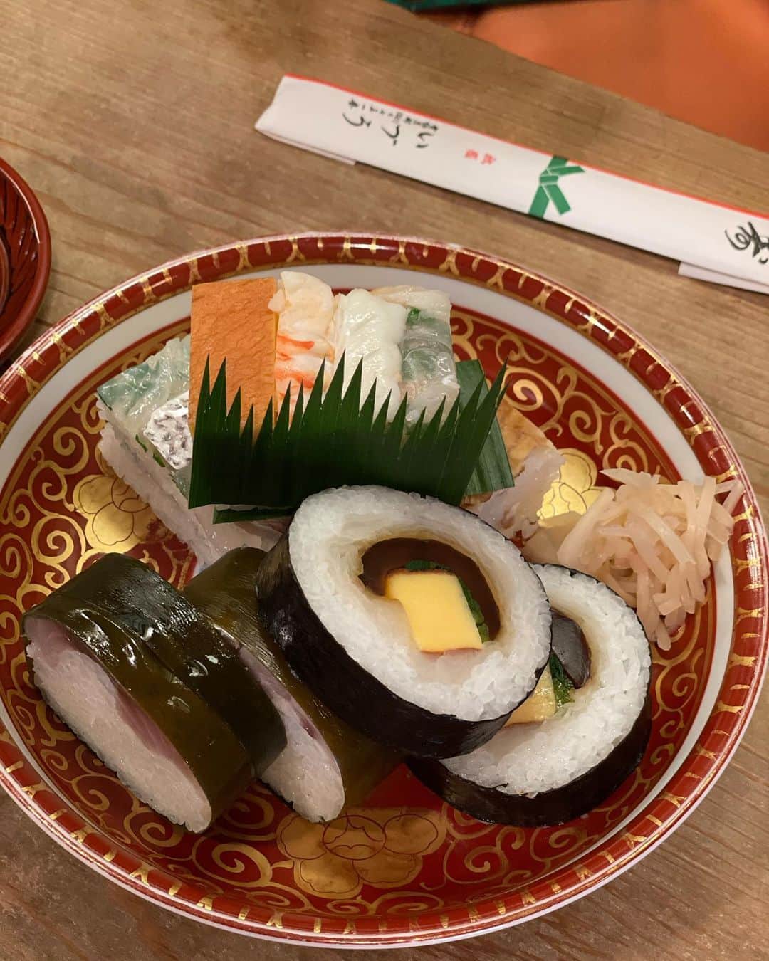 沢瀉美緒さんのインスタグラム写真 - (沢瀉美緒Instagram)「※ Traditional sushi in Kyoto 🥢 @izuu_sushi  . ランチはいづうさんに。 新幹線の車内で食べるのもお家に帰って お吸い物に合わせるのも好きですが やっぱりその場で食べるのが1番好き💕 . 京ちらしと御台所ちらしにしようとしましたが 時間がなくて鯖と鯛のハーフ&ハーフに！ . 次回こそは！笑 ちなみに私はお昆布も全部食べちゃう派🤭 . . #いづう #鯖棒寿司 #鯖寿司 #ミオログ #kyoto #京都」4月20日 9時38分 - mio_omodaka