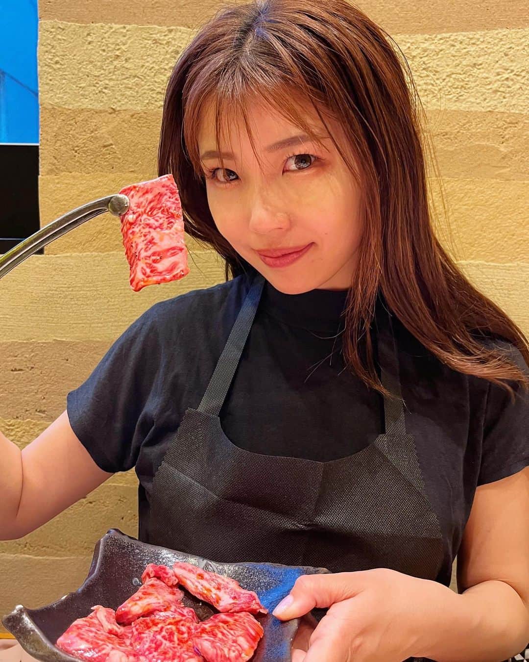 中村愛さんのインスタグラム写真 - (中村愛Instagram)「🐂♡ ・ ・ ・ 宮迫さんの焼肉屋さん #牛宮城 に初めて行ってきました❣️ 肉を持つと #肉食女子 の目つきになる中村愛です🙋‍♀️🙋‍♀️  #肉食系女子  めちゃくちゃ美味しかった！ 店員さんも優しかった！ おしゃれだったー\( ･ω･ )/  #渋谷焼肉」4月20日 9時51分 - nakamuramura_ai