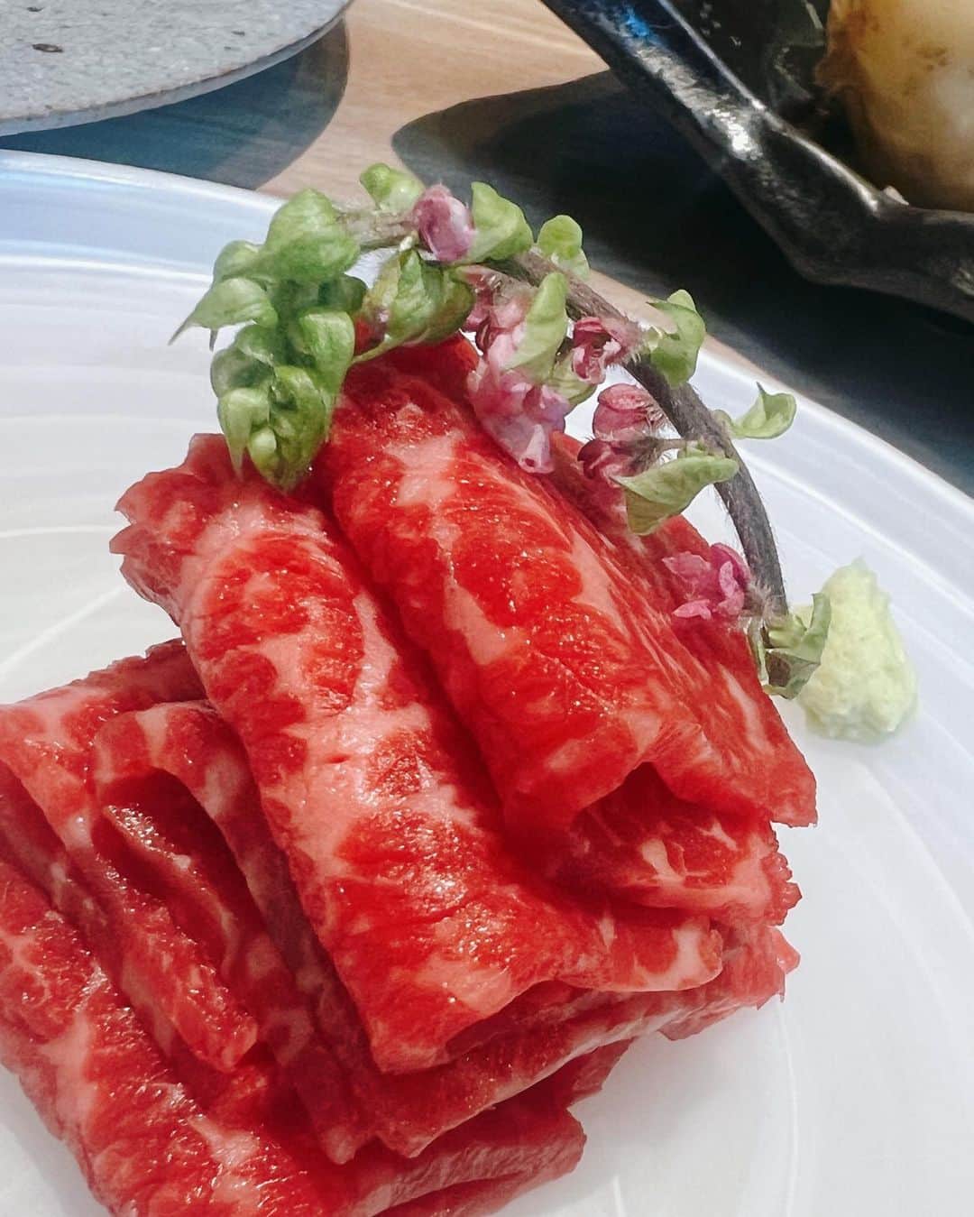 中村愛さんのインスタグラム写真 - (中村愛Instagram)「🐂♡ ・ ・ ・ 宮迫さんの焼肉屋さん #牛宮城 に初めて行ってきました❣️ 肉を持つと #肉食女子 の目つきになる中村愛です🙋‍♀️🙋‍♀️  #肉食系女子  めちゃくちゃ美味しかった！ 店員さんも優しかった！ おしゃれだったー\( ･ω･ )/  #渋谷焼肉」4月20日 9時51分 - nakamuramura_ai