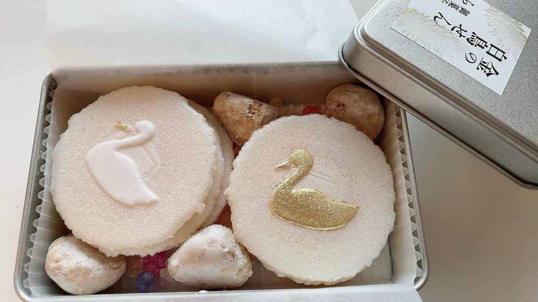 のインスタグラム：「白鳥のおせんべい🤍  かわいい💛(*´꒳`*)  #金の白鳥せん」