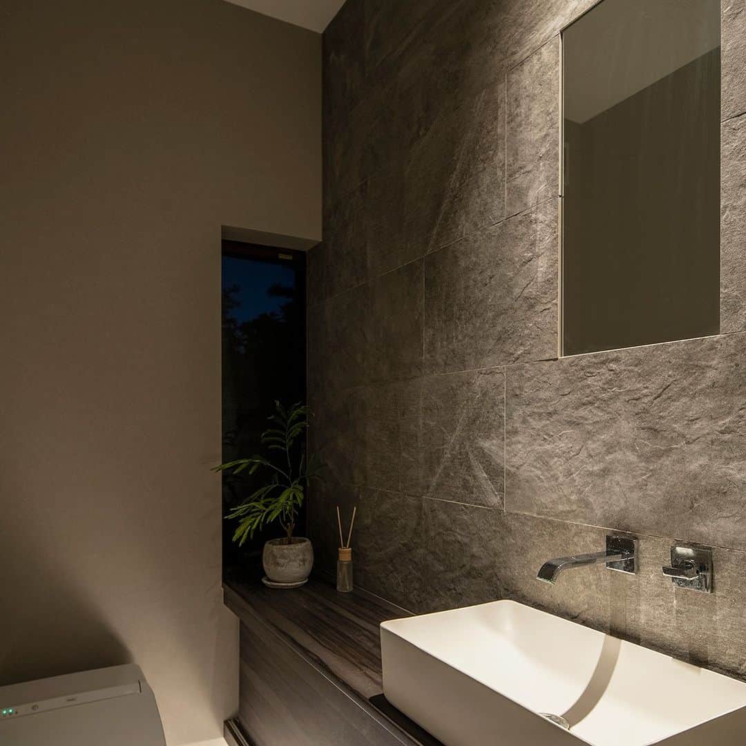 テラジマアーキテクツのインスタグラム：「来客用のトイレや手洗いスペースは、シックな雰囲気が人気です。 例えばタイル張りのホテルライクなデザイン、和モダンテイストなど。 コンパクトな空間だからこそ仕上げにこだわって、お気に入りの場所に仕上げてみませんか？  ・ ・  創業65年　東京・神奈川の設計事務所+工務店 @terajimaarchitects https://www.kenchikuka.co.jp/works/  #terajimaarchitects #テラジマアーキテクツ #設計事務所 #工務店 #注文住宅 #新築 #house #home #デザイン住宅 #建築実例 #luxuaryhome #beautifulhome #一戸建て #家づくり #建築家 #マイホーム #木造 #木の家 　 #モダンインテリア　 #おしゃれな家　 #心地よい家　 #家づくり計画中の人と繋がりたい 　 #マイホーム計画中の人と繋がりたい #バスルーム #ホテルライク」
