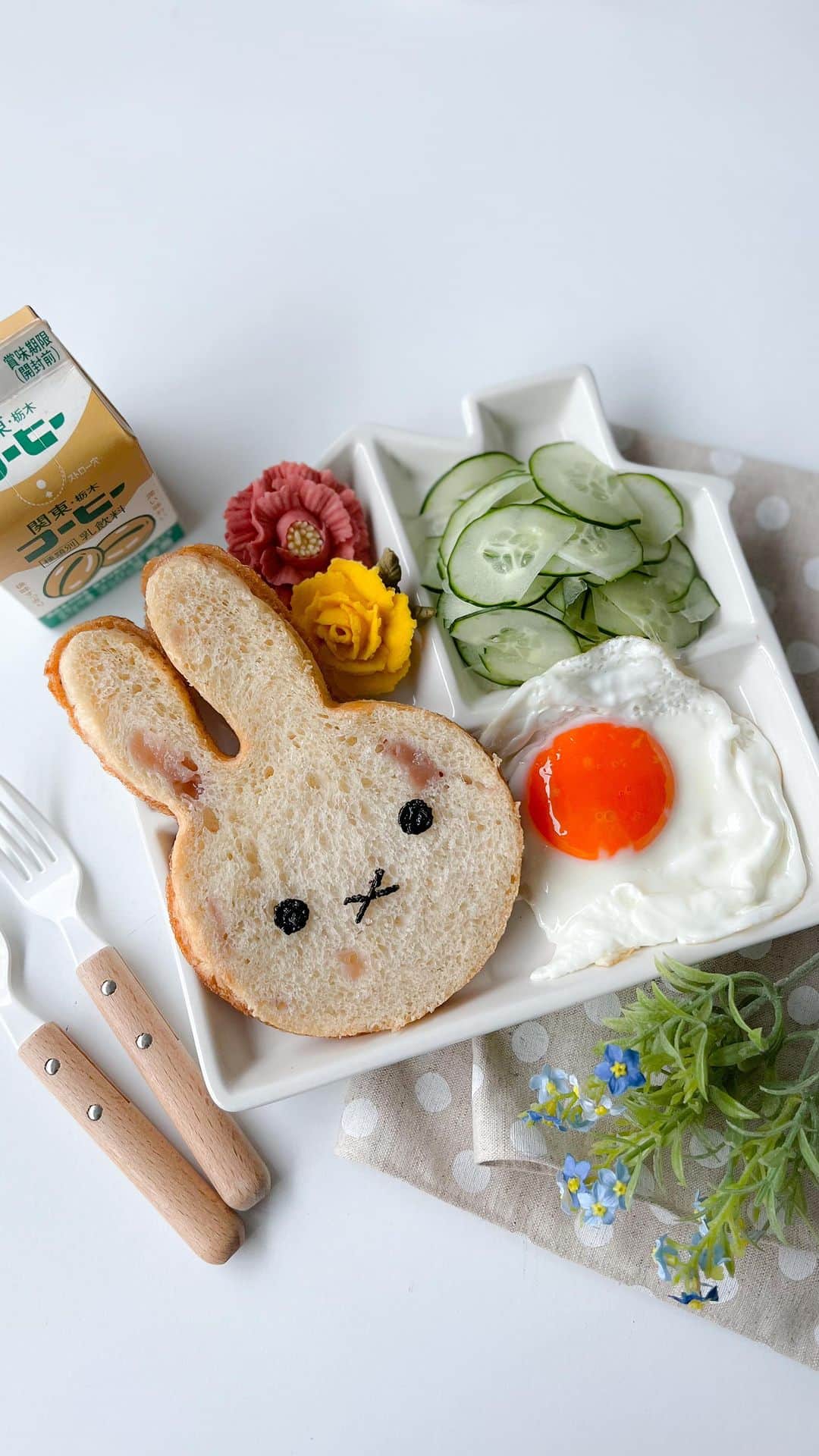 Little Miss Bento・Shirley シャリーのインスタグラム：「The best time of the day 🐰 breakfast 🍳. A rare cute treat for myself these days  I also found a new (to me) egg brand and they have this amazing orange yolk 🥚 . Love my handmade flower cookies too!」