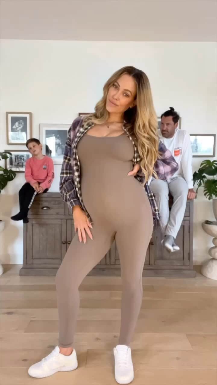 Peta Murgatroydのインスタグラム：「Ok this was such a FUN dance trend to recreate 😝 Shai has now confirmed Hip Hop dance will be his career path so @maksimc and I are going with it 😂  #dancereels #familyday #iamyourmother #pregnant #31weekspregnant」