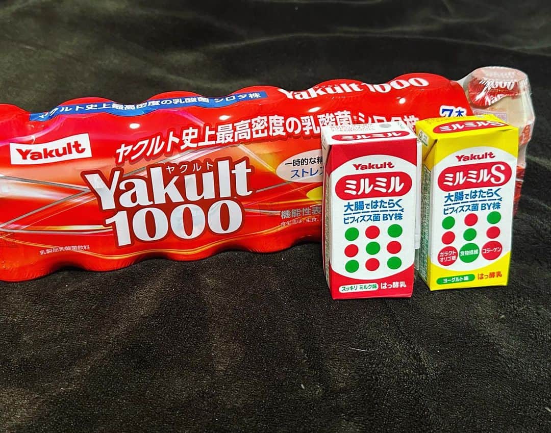 ハチミツ二郎さんのインスタグラム写真 - (ハチミツ二郎Instagram)「15で単身岡山から上京してきて33年、東東京に小さな家を建てて8年。とうとう我が家にヤクルトレディが来るようになりました。  ヤクルト1000飲んだらホントに腸の調子が良くて、腸調子良くて、よくコンビニで買ってたんだけどコンビニから姿を消して随分経つのでいよいよヤクルト販売店に連絡を取りました。 これからは毎週ヤクルトレディが家まで届けてくれます。 ついでにミルミルも買いました。  #ヤクルト1000  #ミルミル」4月20日 9時56分 - jirohachimitsu