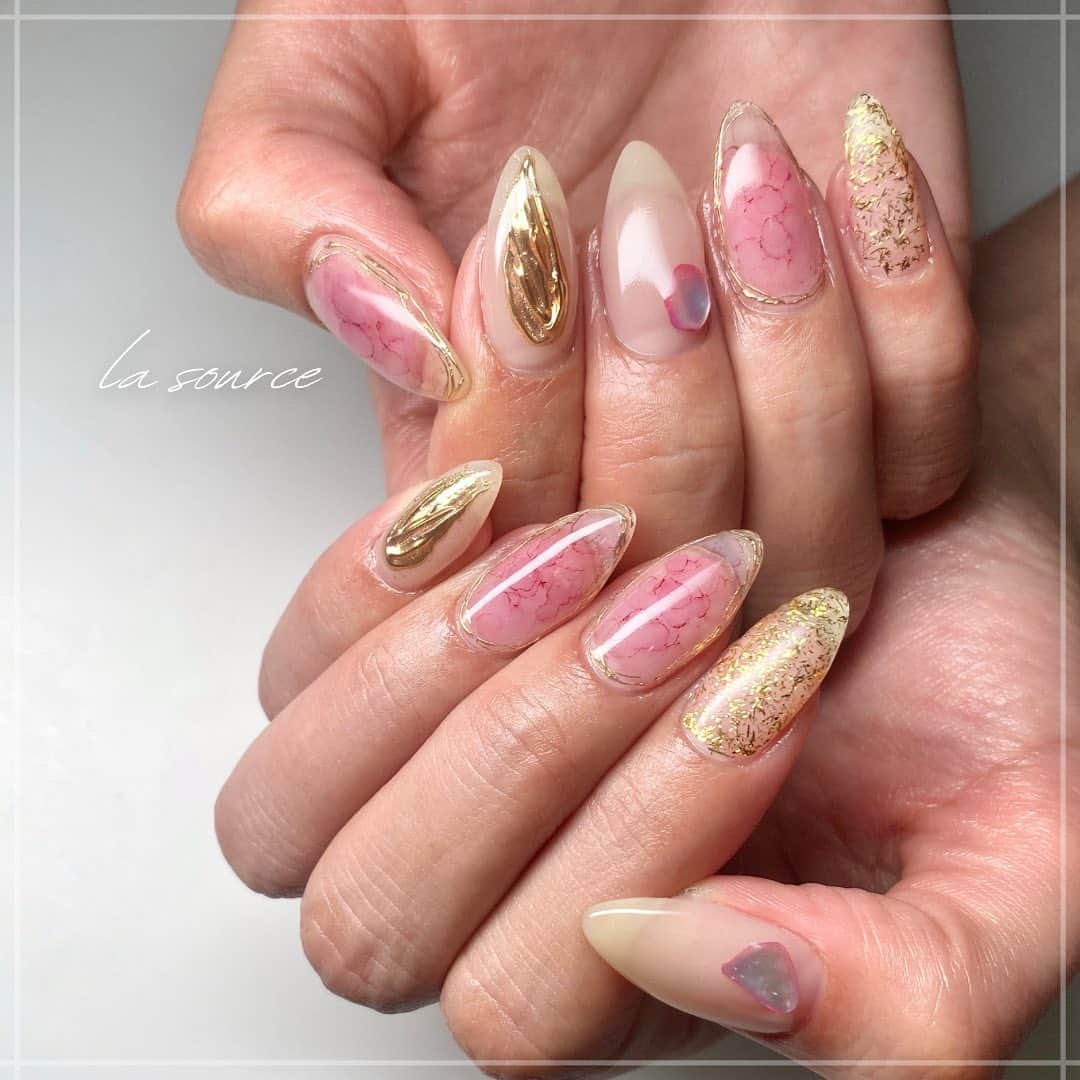 Mihoのインスタグラム：「.  .  #インクネイル  .  .  .  @la.source_nail  .  ◆住所 〒650-0011 兵庫県神戸市中央区下山手通2丁目12-7 ダイキホームビル2階　203 ◆電話番号 078-600-2382  https://nailbook.jp/salon/20720   .  #lasource#シンプルネイル#オフィスネイル#ネイル #ニュアンスアート#ジェルネイル #ネイルアート #ネイルサロン #ネイルデザイン #三宮フィルイン #春ネイル  #ネイルチップ #フィルイン#神戸#美甲#美甲設計  #ニュアンスネイル　#サンプルチップ #神戸ネイル #神戸ネイルサロン #三宮ネイルサロン #三宮ネイル#元町ネイルサロン #トアロード　#三宮　#nail #nailart #ドライフラワー　#インテリア」