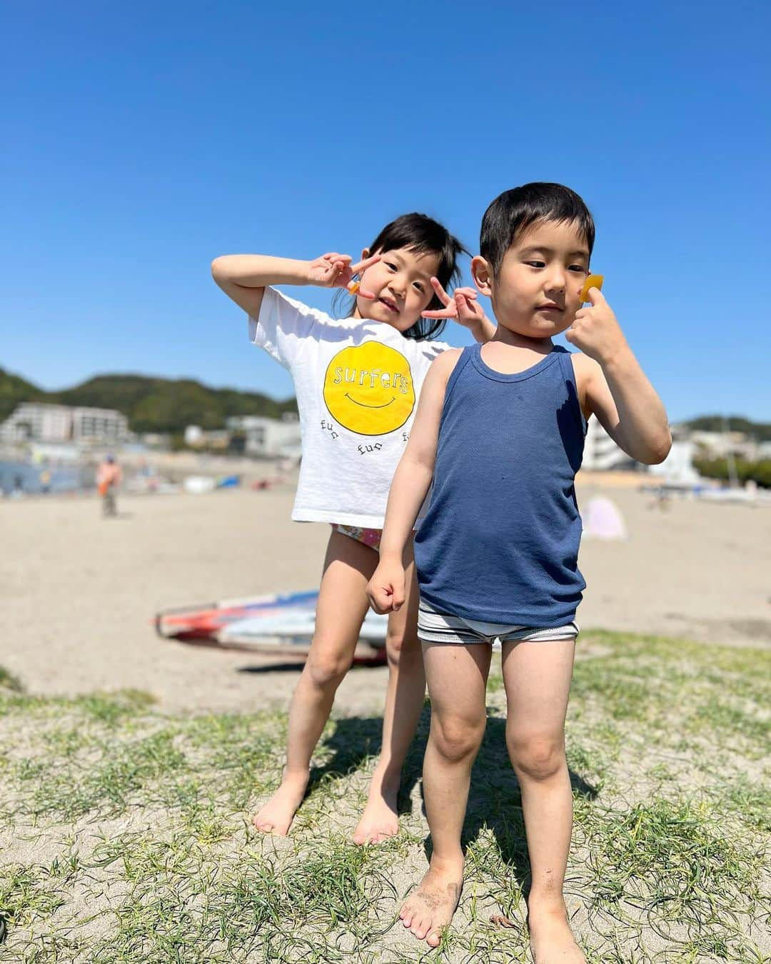 藤田志穂さんのインスタグラム写真 - (藤田志穂Instagram)「小さなカップル👫 ・ 0歳から一緒の幼馴染が北海道から来ていたので、我が家も急遽便乗して鎌倉旅へ🚃 ・ 普段、同い年でも男の子と遊ぶ事が多いから、唯一の女子なんだけど。。。 ・ これがまた同い年なのに姉御感が半端ない🤣 ・ そして 子鉄も素直に言う事を聞くもんだから、今から「子鉄には姉さん女房か。。。」と早過ぎる想像をしてしまいます🥹（笑） ・ 最後の写真は、ペタグーのグミを指にはめる2人に「結婚指輪？😍」と盛り上がる✨親が🤣 ・ 私にも幼馴染が居るけど、子鉄にも大切にしていって欲しいなぁ☺️ ・ ちなみに 幼馴染の女子には、結婚する予定の男子がもう6人も居るらしい〜🤣 ・ 子鉄は「母ちゃんと結婚する！」なんて言ってるのに、改めて女子ってスゴいなぁ〜と思いました😂👍 ・ #幼馴染 #鎌倉 #子鉄 #逗子 #時折見せる #カップルの雰囲気 #もはや #夫婦感すらある」4月20日 10時14分 - shiho_fujita44