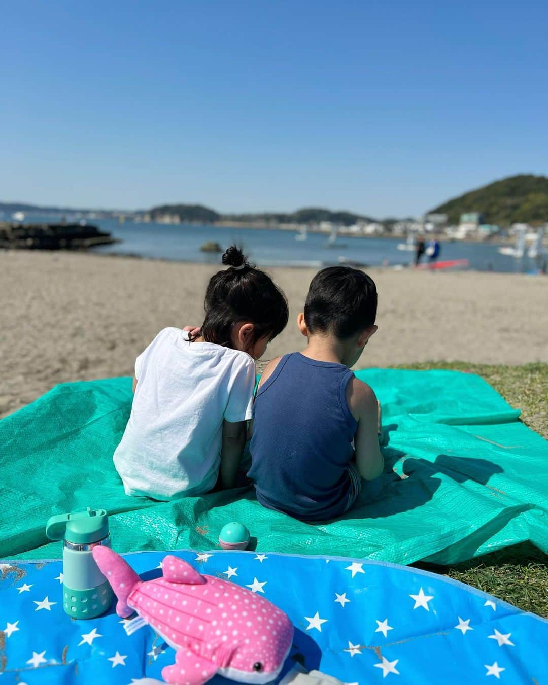 藤田志穂さんのインスタグラム写真 - (藤田志穂Instagram)「小さなカップル👫 ・ 0歳から一緒の幼馴染が北海道から来ていたので、我が家も急遽便乗して鎌倉旅へ🚃 ・ 普段、同い年でも男の子と遊ぶ事が多いから、唯一の女子なんだけど。。。 ・ これがまた同い年なのに姉御感が半端ない🤣 ・ そして 子鉄も素直に言う事を聞くもんだから、今から「子鉄には姉さん女房か。。。」と早過ぎる想像をしてしまいます🥹（笑） ・ 最後の写真は、ペタグーのグミを指にはめる2人に「結婚指輪？😍」と盛り上がる✨親が🤣 ・ 私にも幼馴染が居るけど、子鉄にも大切にしていって欲しいなぁ☺️ ・ ちなみに 幼馴染の女子には、結婚する予定の男子がもう6人も居るらしい〜🤣 ・ 子鉄は「母ちゃんと結婚する！」なんて言ってるのに、改めて女子ってスゴいなぁ〜と思いました😂👍 ・ #幼馴染 #鎌倉 #子鉄 #逗子 #時折見せる #カップルの雰囲気 #もはや #夫婦感すらある」4月20日 10時14分 - shiho_fujita44