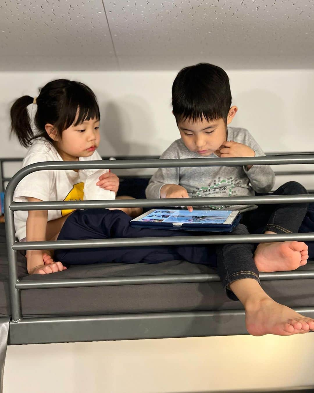 藤田志穂さんのインスタグラム写真 - (藤田志穂Instagram)「小さなカップル👫 ・ 0歳から一緒の幼馴染が北海道から来ていたので、我が家も急遽便乗して鎌倉旅へ🚃 ・ 普段、同い年でも男の子と遊ぶ事が多いから、唯一の女子なんだけど。。。 ・ これがまた同い年なのに姉御感が半端ない🤣 ・ そして 子鉄も素直に言う事を聞くもんだから、今から「子鉄には姉さん女房か。。。」と早過ぎる想像をしてしまいます🥹（笑） ・ 最後の写真は、ペタグーのグミを指にはめる2人に「結婚指輪？😍」と盛り上がる✨親が🤣 ・ 私にも幼馴染が居るけど、子鉄にも大切にしていって欲しいなぁ☺️ ・ ちなみに 幼馴染の女子には、結婚する予定の男子がもう6人も居るらしい〜🤣 ・ 子鉄は「母ちゃんと結婚する！」なんて言ってるのに、改めて女子ってスゴいなぁ〜と思いました😂👍 ・ #幼馴染 #鎌倉 #子鉄 #逗子 #時折見せる #カップルの雰囲気 #もはや #夫婦感すらある」4月20日 10時14分 - shiho_fujita44