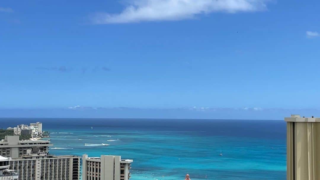 伊東美咲さんのインスタグラム写真 - (伊東美咲Instagram)「Hawaiiは昨夜ものすごい暴風雨でしたが、今朝は快晴になりました。  コオラウ(koʻolau)山脈、ハワイ語で風上を表すそうですね。ダイヤモンドヘッドも綺麗に見えて今日は海も穏やかです。  #Hawaii #ロイヤルハワイアンセンター #RoyalhawaiianWaikikifoodhallco.」4月20日 10時15分 - misaki_ito_official