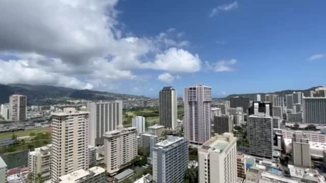 伊東美咲のインスタグラム：「Hawaiiは昨夜ものすごい暴風雨でしたが、今朝は快晴になりました。  コオラウ(koʻolau)山脈、ハワイ語で風上を表すそうですね。ダイヤモンドヘッドも綺麗に見えて今日は海も穏やかです。  #Hawaii #ロイヤルハワイアンセンター #RoyalhawaiianWaikikifoodhallco.」