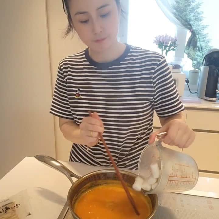 チェ・ジョンユンのインスタグラム：「#할머니가래떡볶이 #공구오픈 부산에서부터 올라온 가래떡 떡볶이에요. 물 넣고 소스풀고 끓으면 떡넣고 4분 끓이고 어묵넣고 끓이면 끝!! 요리에 자신없는 분들도 맛집 스킬을 그대로 가지고 올 수 있어요,  퍼지지 않고 쫀득한 식감의 가래떡은 씹는 식감이 좋고 오뎅을 낭낭하게 넣어 국물에 풍미가 돌아요. 국물이 넉넉한 편이라 라면사리를 넣어 먹어도 좋고 각종 사리를 넣어도 국물이 부족하지 않아 맘에 들었답니다.  오리지널 떡볶이는 딱 기본 스타일이라 정말 제일 많이 찾으실거 같아요  제가 맵찔이인데 크게 맵지않게 먹을수 있는정도구여   로제떡볶이는 그 크림맛이 기분좋게 먼저 느껴지는데 뒷맛은 오리지널보다는 조금더 매워요  요고는 맵찔이한테는 조금 매워요! 마지막으로 연탄불고기 가래떡떡볶이는  기본 오리지널 떡볶이에 연탄불고기가 추가된 제품인데요  요고 올려서 먹음 진짜 또 확 달라요!   한번도 이렇게 먹어본적이 없었는데 떡볶이랑 연탄불고기가  이렇게 조합이 좋은 줄 이번에 처음 알았어요~  저와 함께 맛있는 떡볶이 같이 먹어보아요 ^^」