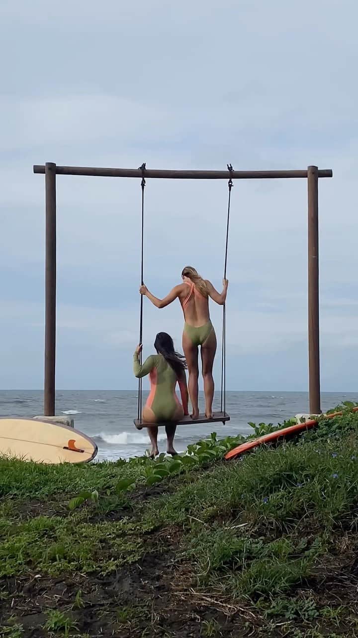 BILLABONG WOMENSのインスタグラム：「After a few extremely windy days we finally had a good day to catch some waves in Guatemala.   #BillabongAdventureDivison」