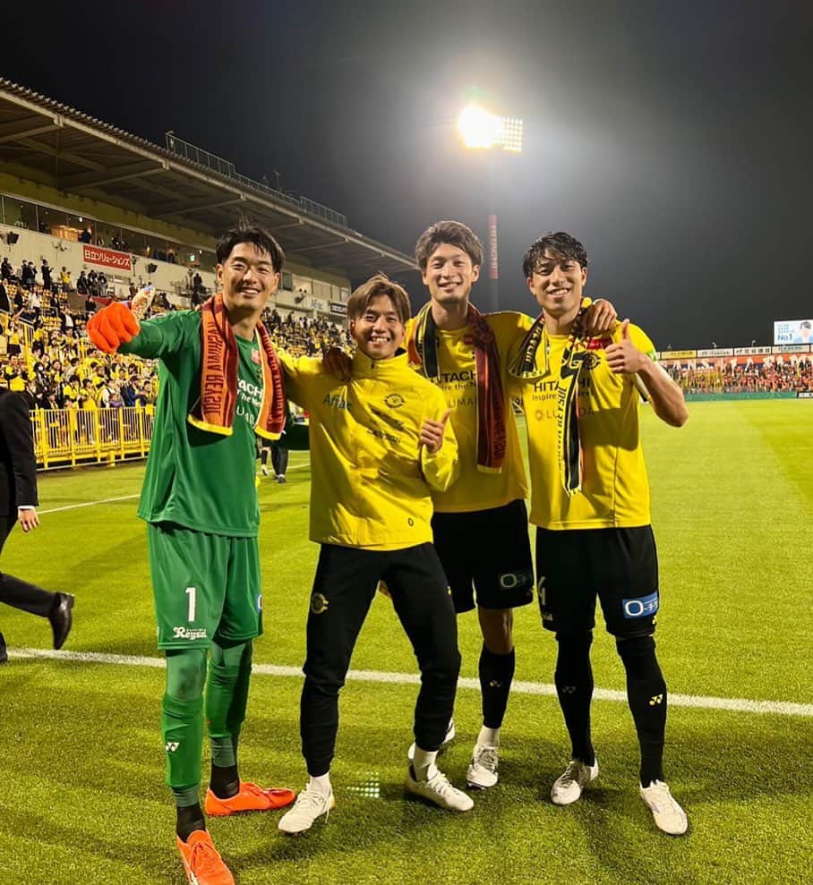 山田康太のインスタグラム：「日立台で決勝点決めるのは最高でした ファンサポーターにもっと勝利を届けられるように頑張ります🟡⚫️ 頼もしい守備陣と📷」