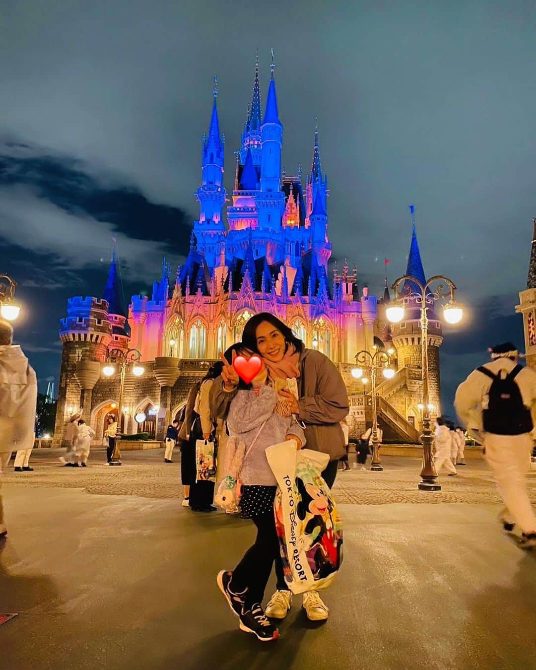 桜田聖子さんのインスタグラム写真 - (桜田聖子Instagram)「こんにちは😊  先日、突然思い立って、ホントに突然(笑)、朝起きてベッドの中で、『ディズニーとか行っちゃう⁉️』  15時〜閉園までのチケットがとれたので、ゆっくり準備をして車を走らせ、ディズニーランドへ行ってきましたー✨✨✨  途中、雨が降ったりもしたんだけど、ネェネとテルマを連れてだと乗れるアトラクションも限られてるから、むしろ、すいてて並ぶ時間が少なくて助かったぁー👍🏻👍🏻👍🏻  去年の今頃、ディズニーシーへ行った時は、輝馬が非日常な雰囲気に、泣いてしまったり、アトラクションも何も乗れなかったけど、今回は、イッツアスモールワールドとメリーゴーランドに乗れたぁー🎠  イッツアスモールワールドは、最初はやっぱり色合いとか雰囲気とか普段と違うから異様に感じるのか泣きべそかいてたけど、途中からは、あのハッピーしかない雰囲気にテルマも興味を持っていた様子❣️２回乗りました😊  パレードが中止だったのが残念だったけど、雨上がりのシンデレラ城が凄く綺麗で幸せな時間でした✨  帰る時間には輝馬はベビーカーの中で夢の中😴  そのまま帰路について、朝までぐーっすりでした🌙  少しずつ、一緒に楽しめることが増えてきて嬉しいな☺️また、ディズニー行こうね💕  #downsyndrome #specialneeds #trisomy21 #ダウン症 #ダウン症候群 #トリソミー21 #4歳2ヶ月 #成長記録 #生まれてきてくれてありがとう  #心室中隔欠損症  #男の子ママ  #男の子 #boy #ダウン症ボーイ #trisomy21boy #ディズニーランド」4月20日 10時23分 - seikosakurada