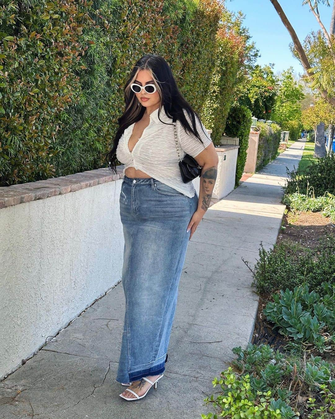 ヤスミナ・ダニエルさんのインスタグラム写真 - (ヤスミナ・ダニエルInstagram)「🕶️ I had a similar skirt like this in the early 2000s I lived in it!!! fit @FashionNovaCurve」4月20日 10時25分 - missjazminad