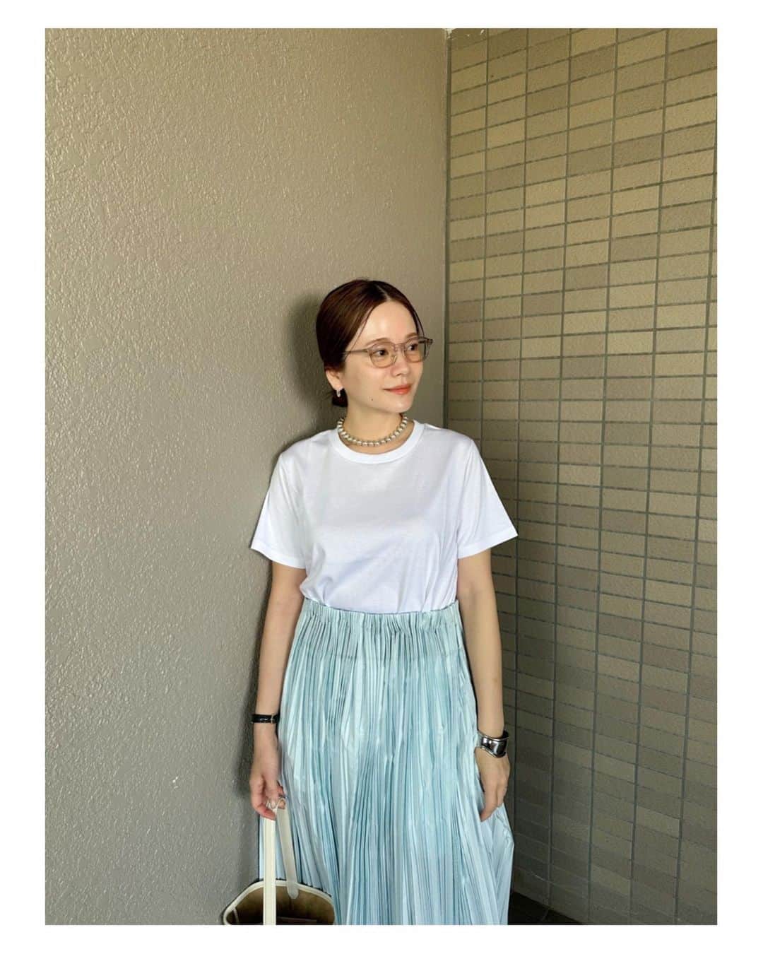 高山直子さんのインスタグラム写真 - (高山直子Instagram)「素敵なスカートにはシンプルなTシャツでメリハリ🩵 スカートの下にピラティスレギンス忍ばせてて脱ぐだけで1レッスン行ってきた🤸🏼‍♀️ 形が綺麗で動きやすく女性らしいジャストサイズのTシャツってなかなか見つけられないので、ぜひ🫶  #きょうのふく」4月20日 10時25分 - nao_70koro