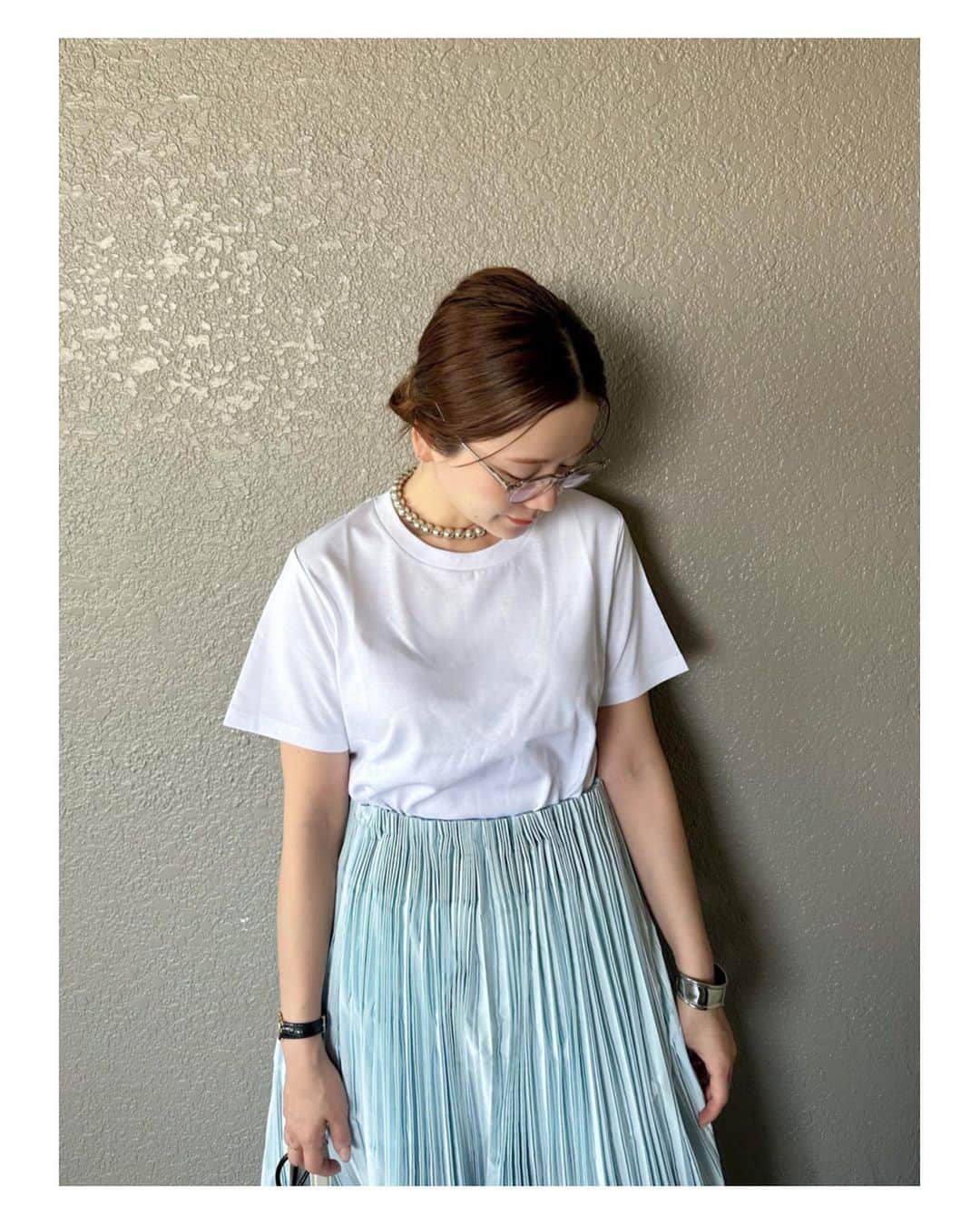 高山直子さんのインスタグラム写真 - (高山直子Instagram)「素敵なスカートにはシンプルなTシャツでメリハリ🩵 スカートの下にピラティスレギンス忍ばせてて脱ぐだけで1レッスン行ってきた🤸🏼‍♀️ 形が綺麗で動きやすく女性らしいジャストサイズのTシャツってなかなか見つけられないので、ぜひ🫶  #きょうのふく」4月20日 10時25分 - nao_70koro