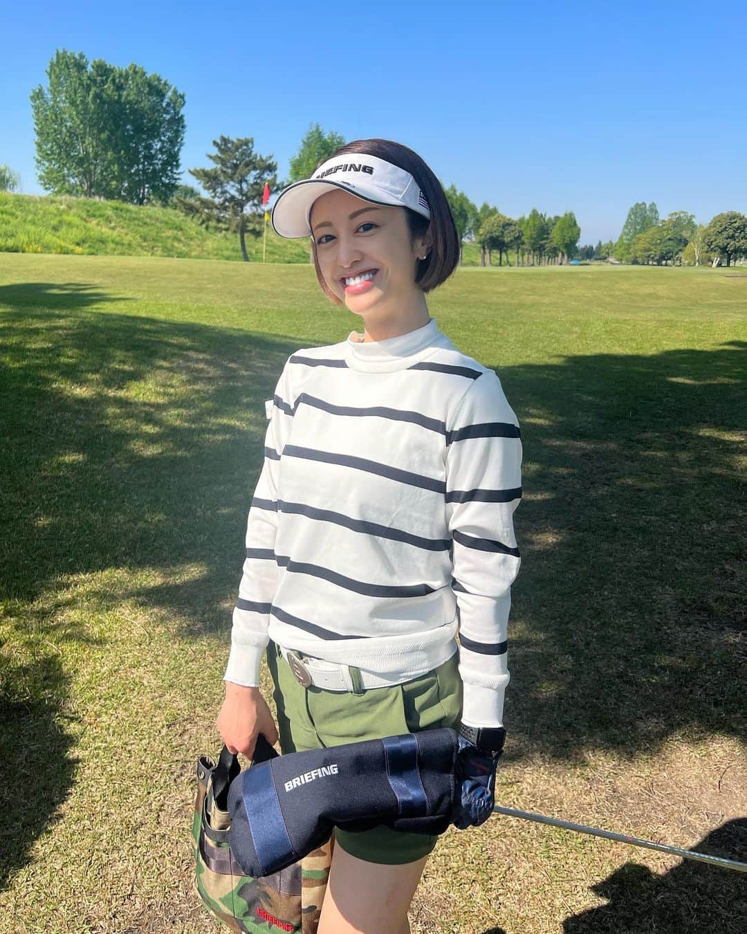 越智千恵子のインスタグラム：「ゴルフシーズン到来！久々のラウンドもBRIEFINGの新作ウェアで快適に楽しくプレーできました🏌️‍♀️🏌️ 今期のショートパンツの丈感や色味、ハイネックTのメッシュの控えめな透け感、上品でとても気に入っています。 ゴルフ始める方、ぜひ✨  @briefing_official #briefing  #golf#ゴルフ#ゴルフ女子  ⛳️WOMENS WR STRIPE CREW NECK KNIT ⛳️WOMENS BASIC SHORT PANTS (OLIVE/NAVY) ⛳️WOMENS W RUSSEL HIGH NECK (WHITE)」
