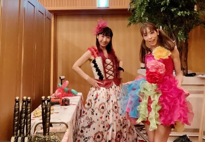 荒木巴のインスタグラム：「ホテルオークラ福岡様でのパーティでイリュージョンマジックショーでした。 ご覧いただいた皆様、ありがとうございました。 写真はアシスタントのかれんさんと。  #イリュージョン  #マジック  #荒木巴  #福岡  #ホテルオークラ福岡  #パーティ  #余興  #出張マジシャン」