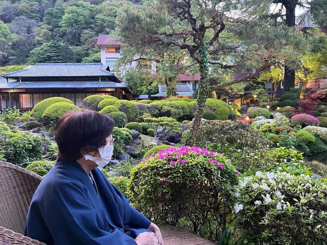 金田久美子さんのインスタグラム写真 - (金田久美子Instagram)「箱根に行ってきましたよ♪ 黒たまご食べたら寿命が7年延びるんだって笑。 旅館の部屋から見える庭園がすごく綺麗でした。 #大涌谷黒たまご  #富士山 #mtfuji  #箱根 #新緑の季節」4月20日 10時30分 - kumiko_kaneda