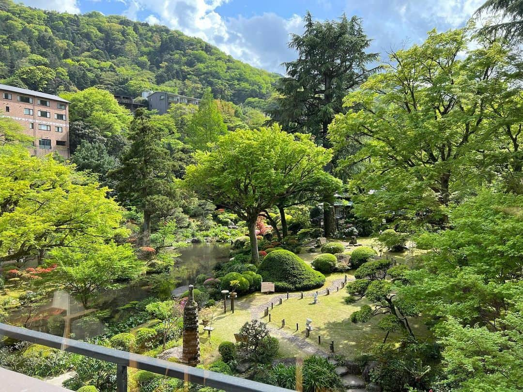 金田久美子さんのインスタグラム写真 - (金田久美子Instagram)「箱根に行ってきましたよ♪ 黒たまご食べたら寿命が7年延びるんだって笑。 旅館の部屋から見える庭園がすごく綺麗でした。 #大涌谷黒たまご  #富士山 #mtfuji  #箱根 #新緑の季節」4月20日 10時30分 - kumiko_kaneda