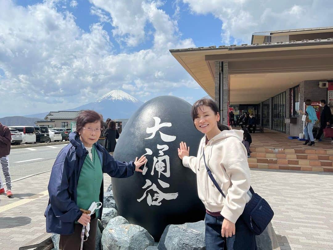 金田久美子のインスタグラム：「箱根に行ってきましたよ♪ 黒たまご食べたら寿命が7年延びるんだって笑。 旅館の部屋から見える庭園がすごく綺麗でした。 #大涌谷黒たまご  #富士山 #mtfuji  #箱根 #新緑の季節」