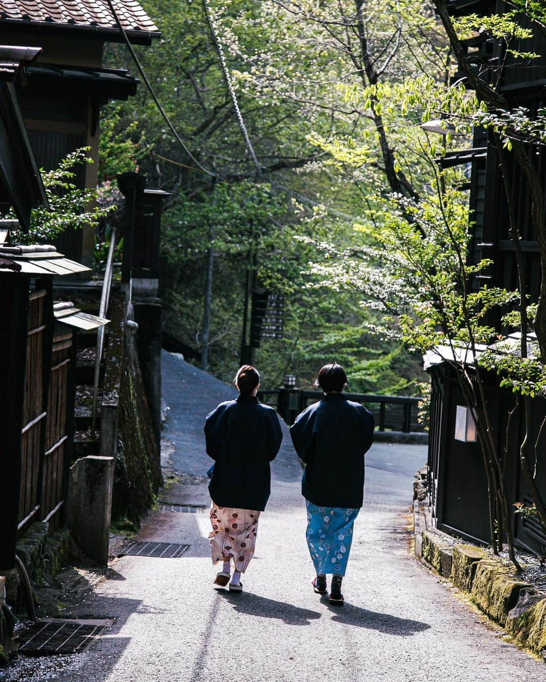 黒川温泉さんのインスタグラム写真 - (黒川温泉Instagram)「春の暖かな日差しが差し込む温泉街を浴衣で散策。温泉街は狭く曲がり道が多いため、ここを曲がると次はどんな景色があるだろうかと歩くだけでも楽しい時間を過ごせます。  The spring sun is shining down on the hot spring resort.The hot spring resort area is narrow and has many winding streets, so you can spend a pleasant time just walking around, wondering what scenery you will see next when you turn here.  #黒川温泉 #温泉 #阿蘇 #露天風呂 #南小国 #旅館  #春の日差し #湯めぐり #温泉めぐり #hotsprings #ryokan  #japantrip  #Japanesestyleinn #satoyamalandscape #onsenryokan  #kurokawaonsen #aso #satoyama #onsen」4月20日 10時31分 - kurokawaonsen