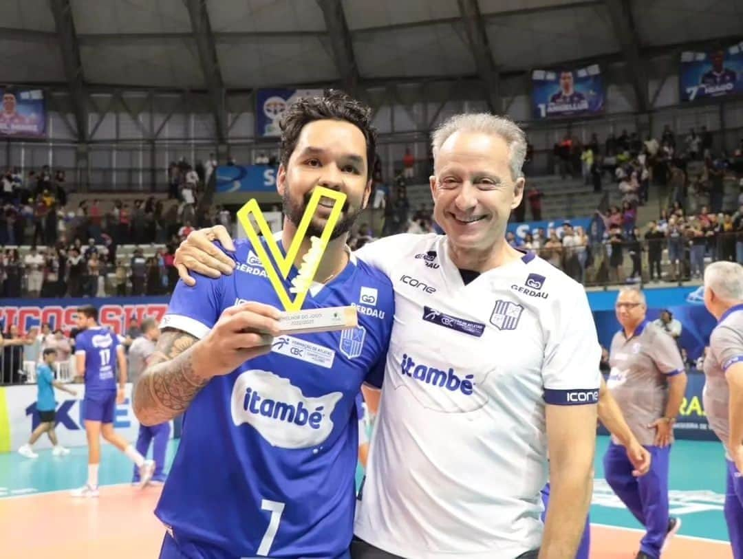 ウィリアム・アルジョナのインスタグラム：「Só tenho a agradecer por chegar a mais uma final.  #VCFAZPARTEDAMAGIA!  #Repost @mtcvolei • • • • • • O ITAMBÉ MINAS ESTÁ NA FINAL DA SUPERLIGA 1XBET MASCULINA! 💙🥰  O Paredão Azul bateu o Suzano Vôlei por 3 sets a 1, com parciais de 16/25, 24/26, 25/23 e 21/25, nesta quarta-feira, na Arena Suzano (SP). Com a vitória, os minastenistas chegam à terceira final consecutiva da competição nacional.  🏆 Troféu Viva Vôlei: William   ➡️ Final - Jogo único:   • 30 de abril, horário a ser definido, em São José dos Campos (SP): Itambé Minas x vencedor de Sada Cruzeiro e Farma Conde São José   Fotos: Divulgação/Suzano Vôlei   🖥️ Saiba mais em minastenisclube.com.br   #VaiMinas #ItambéMinas #ParedãoAzul #MinasTênisClube #Volleyball」