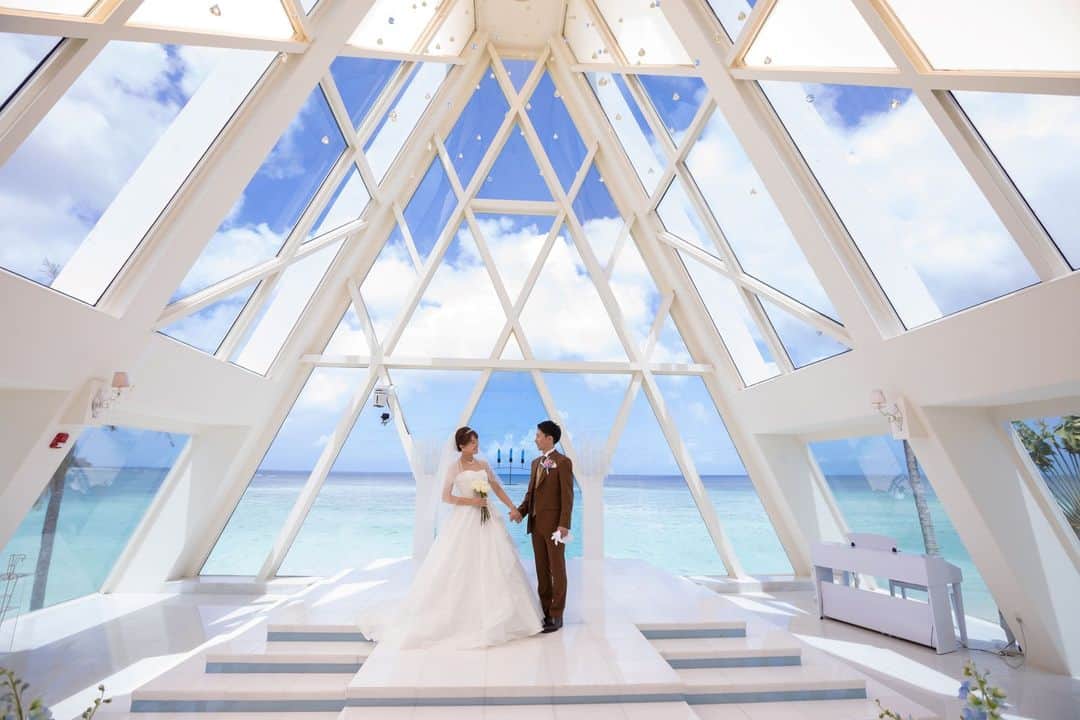 Watabe Weddingのインスタグラム：「柔らかな光差し込む館内と優しい眼差しで見つめ合うお二人。。。 末永くお幸せに❣️  Chapel : Blue Aster Photo : J&K PHOTOGTAPHY Hair & Make up : Aika  #guam #wedding #weddingphotography #resortwedding #instapic #instagram #watabewedding #guamwedding #nofilter #picoftheday #love #2023 #2023bride #2023夏婚 #ワタベウェディング #グアムウェディング #リゾートウェディング #海外挙式 #ウェディングアイテム #ウエディング #ウエディングドレス #プレ花嫁準備 #ウェディングヘア #おしゃれ花嫁」