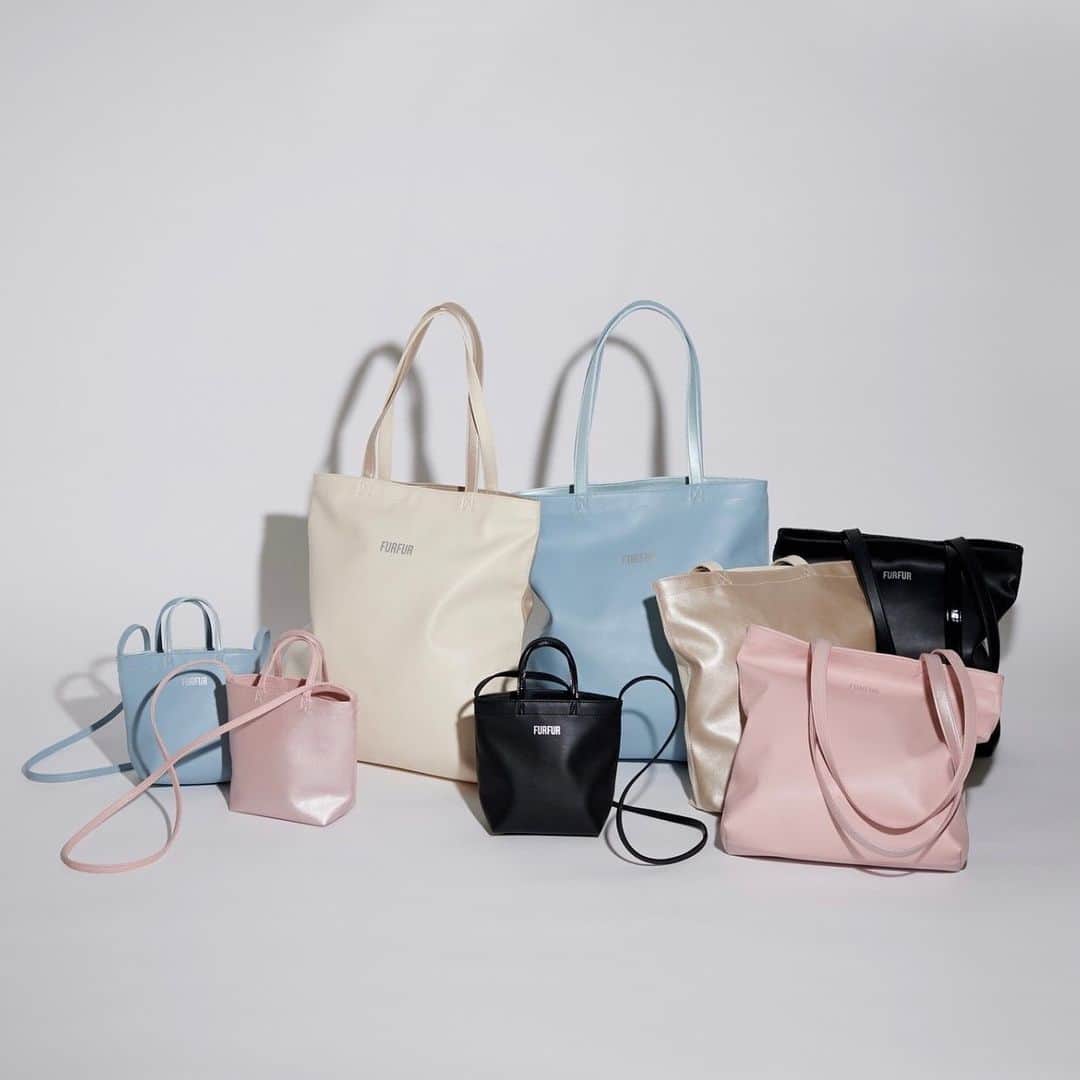 のインスタグラム：「【PRE ORDER】  W FACE BAG   様々な用途に使える3サイズ！ 両面で素材を変えたダブルフェイスバッグが新登場！ ご予約受付中です。  ダブルフェイスミニショルダーバッグ ¥4,950  ダブルフェイストートバッグM ¥5,500  ダブルフェイストートバッグL ¥6,600  color: IVR,PNK,SAX,BLK  @furfur_official @furfur_official_staff  #FURFUR #ファーファー」