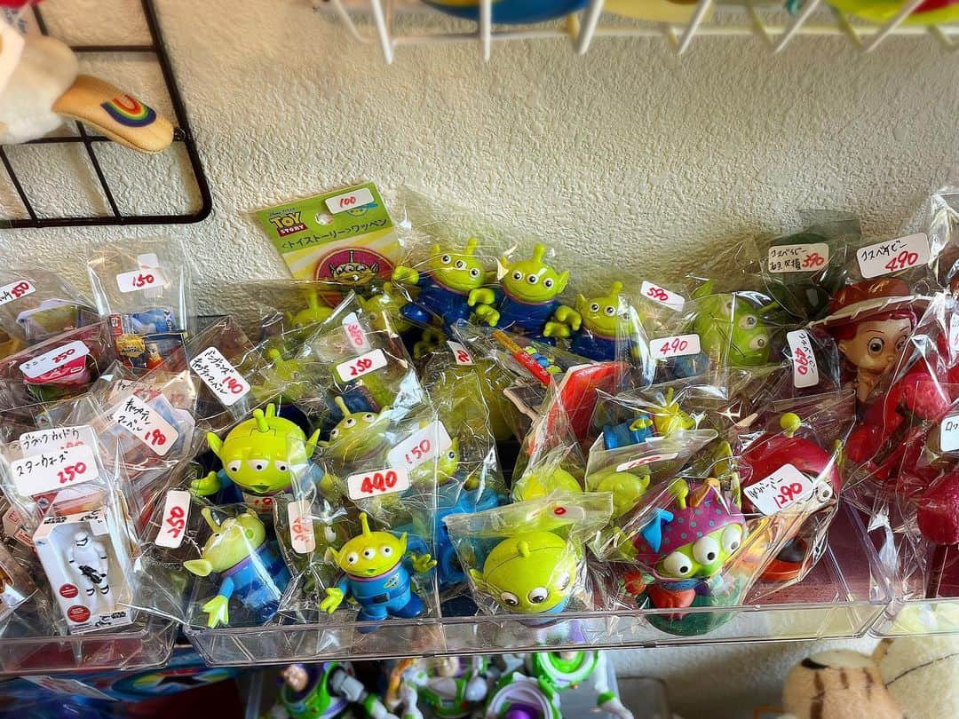 のインスタグラム：「おはようございます😃 #リトルグリーンメン 各種店頭販売中です💚💚💚  Japan only for sale🇯🇵  本日も 11:00〜オープンいたします🌈 イベント価格にして残ったおもちゃやピンバッジ達は価格そのままにしておりますので、大変お買い得です🤩  🚨4/29(土)30(日)アメ村BIGSTEPでのイベント出店の為、終日お休みです🚨  ディズニー関連グッズは在庫一掃セール中‼️  (店頭ではお支払い方法へ現金のみとなります💸) JAPAN only for sale🇯🇵  ⭐️金土の夜は21時まで営業🍺  🍰自家製ケーキや カラフルな #カップケーキ🧁や自家製ケーキ🍰 イートイン、テイクアウトどちらも可能です😋 売り切れ次第終了となります🙇‍♂️  トイストーリー🧸カーズ🏎 ミッキー などディズニー系🏰 アメ雑🇺🇸 販売コーナーございます🤖🚗 主にアメリカから輸入したおもちゃ達🇺🇸  📝定休日は水曜日😪 📝住所は京都府ですが信号1つ越えれば奈良市です🦌 📝#奈良駅、高の原駅 よりバスで20分🚌 #奈良公園 から車で10分 🚗 #プリンの森 から車で5分🚗  My shop is close to Nara Park🦌 about 20min by Bus🚌 I'm looking forward to you  visiting my shop🌈 Open 11:00〜18:00🌈 Wed is regular holiday😪 When you will come. Please DM📩  #奈良#カフェ#ランチ#ケーキ#奈良カフェ#木津川市#トイストーリー #カーズ  #ミニカー#トミカ じゃないよマテルだよ🚗　#リトルグリーンメン#アメリカン雑貨#アメリカン#ガレージ#ヴィンテージ #レトロ　#アメトイ　#トイストーリー5 制作中⁉️ 今のうちに色々集めておきましょう🎶」