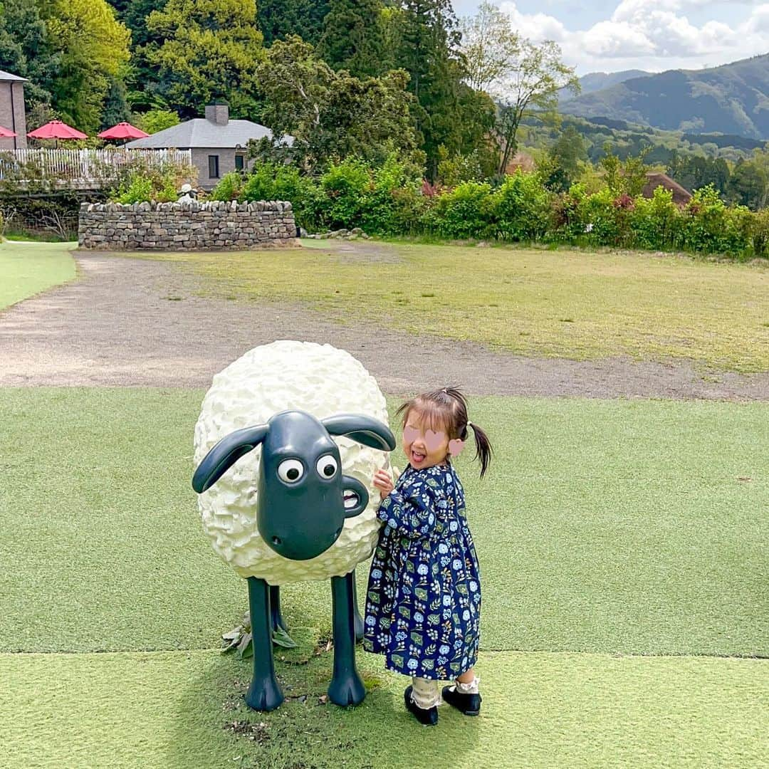 林弓束さんのインスタグラム写真 - (林弓束Instagram)「. 娘だいすきなひつじのショーンのエリア🐏 写真が載せきれないよ🥺😮‍💨 世界観完全に再現されてて感動🐏 とくに農夫のおうち🏠 娘と共に私もテンションあがった✨ あとはレストランで食べたショーンにちなんだメニュー❤️ ショーンが食べてたピザ🍕に ショーンをモチーフにしたデザート🥰 たくさん食べちゃいました😮‍💨❤️ . にしてもひつじのショーンとか peppapigとか海外のアニメーションが好きな娘。 . ちゃんと好みがあって面白い。 . 日本のアニメは今のところ、アンパンマンさえ(キャラクターは好きなんだけどアニメは)ハマらなかった . 今好きなのはペッパピッグとエルサとひつじのショーンかな。 . . . #ローザンベリー多和田 #滋賀観光 #滋賀旅行 #子連れ滋賀  #女の子ママ  #2020年5月生まれ  #2歳 #二歳  #2歳女の子 #子供服 #こどもふく #こども服 #おでかけスポット  #こどもとおでかけ #まはりふく  #東京ママ」4月20日 10時57分 - hayashiyuzuka