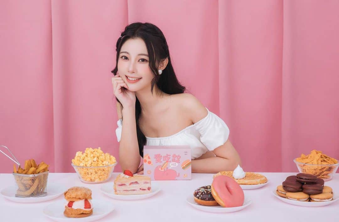 張香香のインスタグラム：「看過來！愛吃從此不用怕🫡 @odokei_official 🦦🍕 品牌名「o do kei」取自大家熟悉的韓文單詞「어떡해 」，原意是「我的天啊、怎麼辦 」等意思。  女生們心中常會有許多煩惱： 發現衣服穿不下了 o do kei❕ 想減肥但美食當前 o do kei❕ 瘦了但維持好難忍 o do kei❕  為大家解決每個「o do kei」時刻 分享自身減肥十五年的經驗 帶領大家不走彎路💪🏻 一起愛吃一起更美🫶🏻 Be a happy foodie 🤤🙌🏻  💗愛吃錠官網💗 www.odokei.com.tw 🔗個人簡介有連結 🔗  #ODOKEI #Beahappyfoodie #愛吃錠」