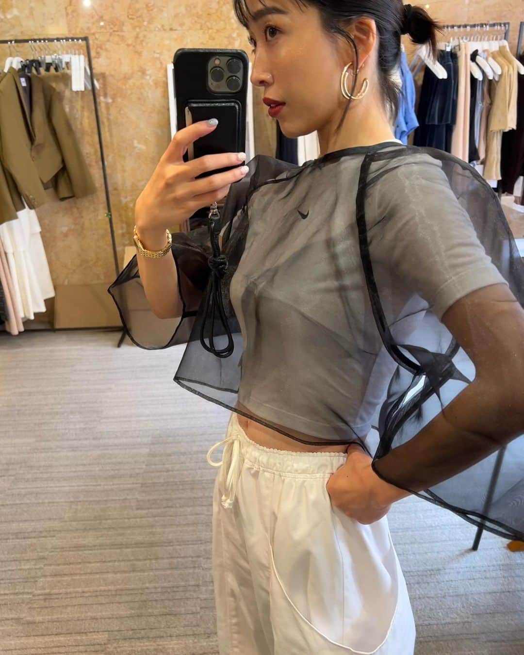 山内一世のインスタグラム：「✔︎🤍 ハワイで買った @nike のチビTと @meer._official Organdy合わせが🫶  今日はzoomに'23aw mtgとてんこ盛り。 秋に向けて楽しみな企画も考えておりマス🪡😚  #meer_23ss」