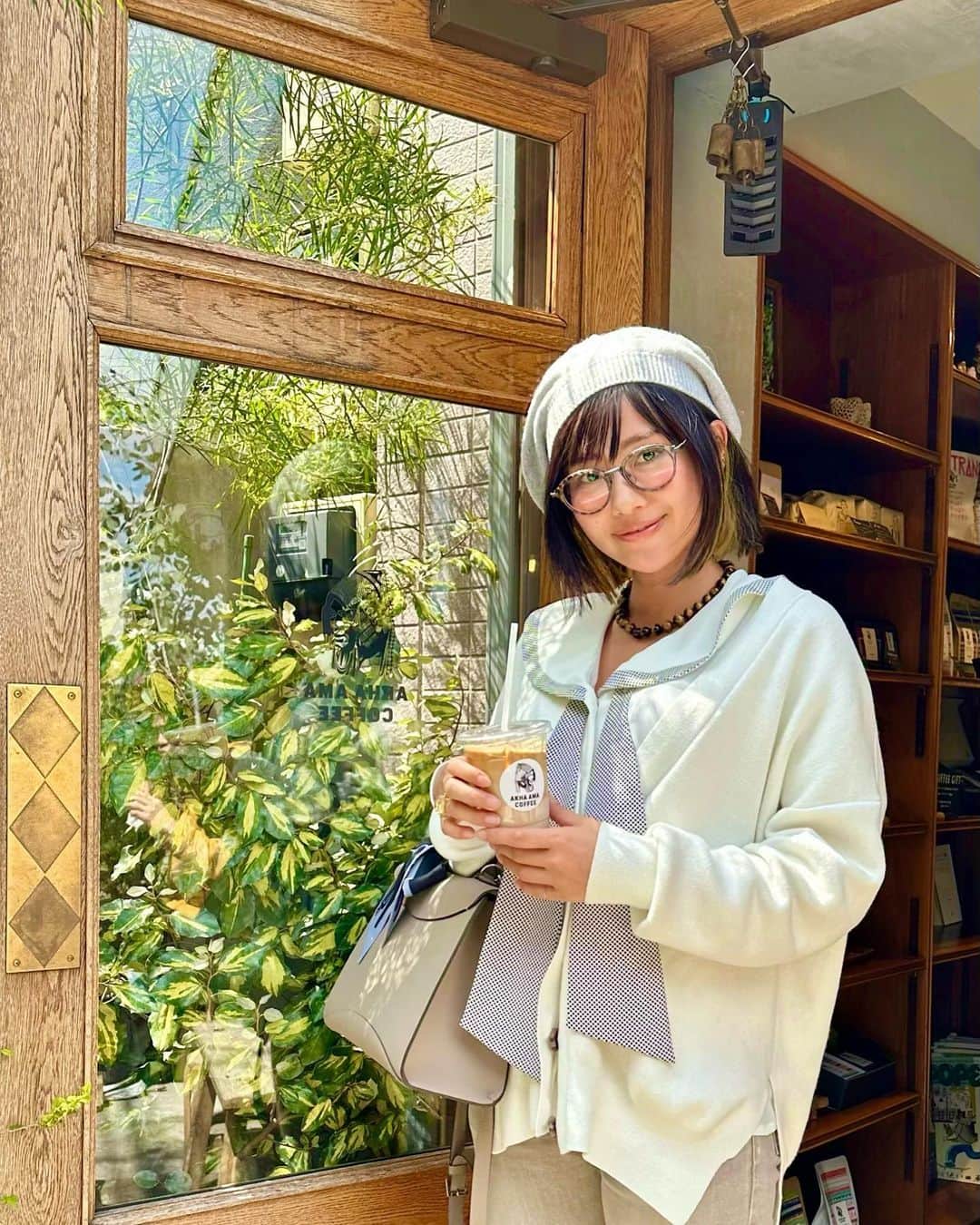 秋吉織栄（宮内かれん）さんのインスタグラム写真 - (秋吉織栄（宮内かれん）Instagram)「☕︎ Akha Ama Coffee @akhaamacoffee.japan   実は行ったことがあったけど 行って思い出しました笑  アカアマって変わった名前だなって思ったけど タイ北部のアカ族って村で作っている 完全無農薬のコーヒー豆を使っているんだとか☕️  サスティナブルなコーヒー☺️ アマはお母さんって意味らしいです。 タイ語とは違うみたい👀アマ語？？？  タイのコーヒーって練乳とか砂糖たっぷりの 甘〜いイメージがあったけど しっかりしたコーヒーの味が楽しめました😊  ---------♡ ---------❤︎ -----♡ ---------  SHEIN のツイリースカーフ🐈‍⬛ 👜つけてみました♡  200円😳 コーヒーの方が高いね笑  #akhaamacoffee  #神楽坂カフェ #kagurazaka  #coffeetime #coffee  #カフェ巡り #コーヒー中毒  #photography  #japancafe  #beautiful #awesome」4月20日 11時06分 - orie.oliiiiie.olivia