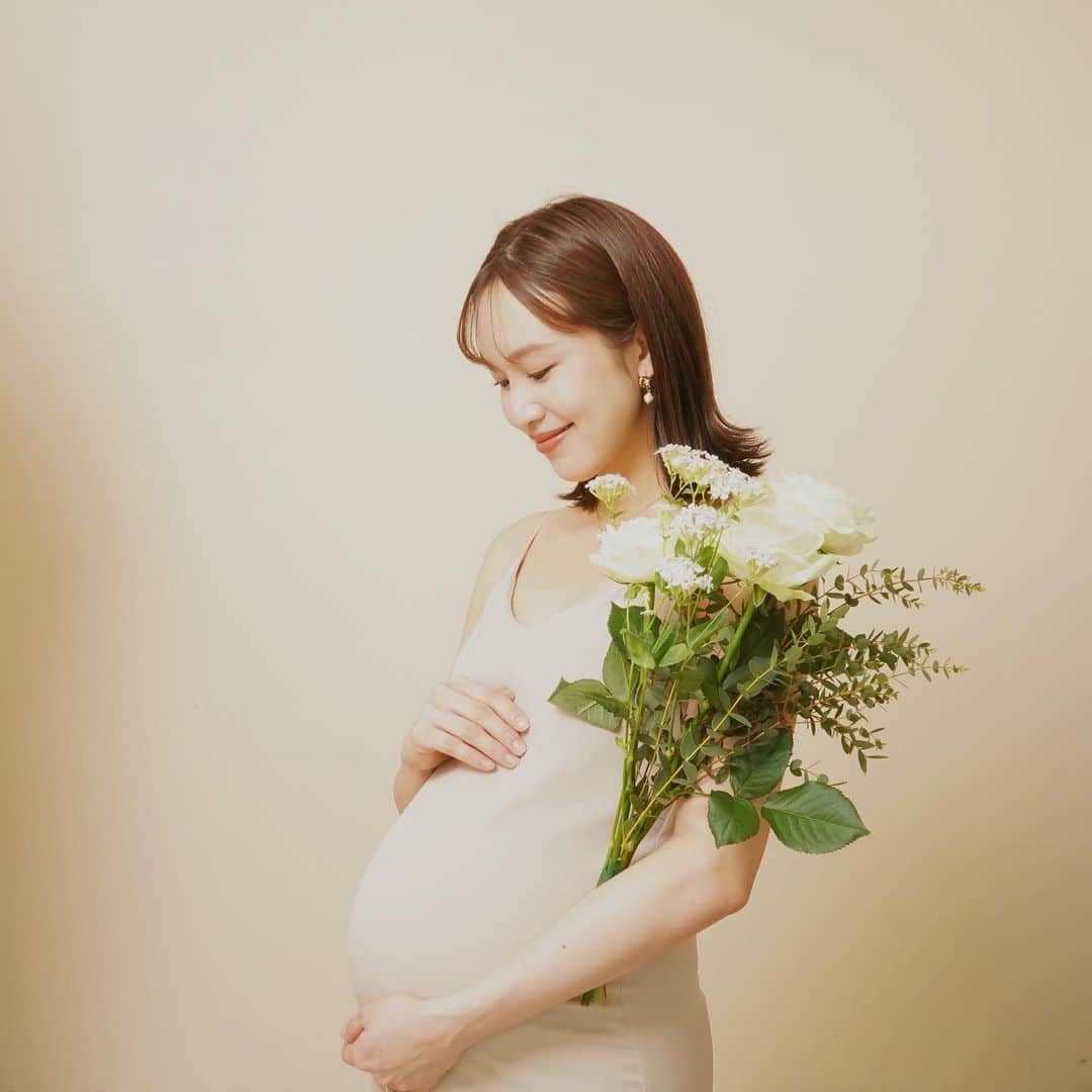 結城はゆるさんのインスタグラム写真 - (結城はゆるInstagram)「𓅯 ⸒⸒ 　 　 　˗ˏˋ  #マタニティフォトセルフ ˎˊ˗ 　 　 　　 　　この姿もあと残り少しという事で 　　思い出に残して参りました📸🤰 　 　 　 　　そして初めてのセルフフォトを体験。 　　自分たちだけで撮れるだなんて 　　便利な世の中になったもんだなぁ💭🫶 　　 　 　　 　　そしてついに臨月へ突入。 　　健康第一で過ごせますように、南無。 　 　 　 　 　 #マタニティフォト #マタニティフォト撮影  #マタニティライフ #初マタ #セルフフォト #ぷんにー #マタニティ記録 #妊婦生活 #プレママ #マタニティ #マタニティコーデ #プレママさんと繋がりたい  #妊娠後期 #妊娠10ヶ月 #プレママライフ  #ゼクシィbaby #マタニティアカウント  #maternityphotography #welcomebaby #yuuki_maternity」4月20日 11時07分 - yuuki__hs