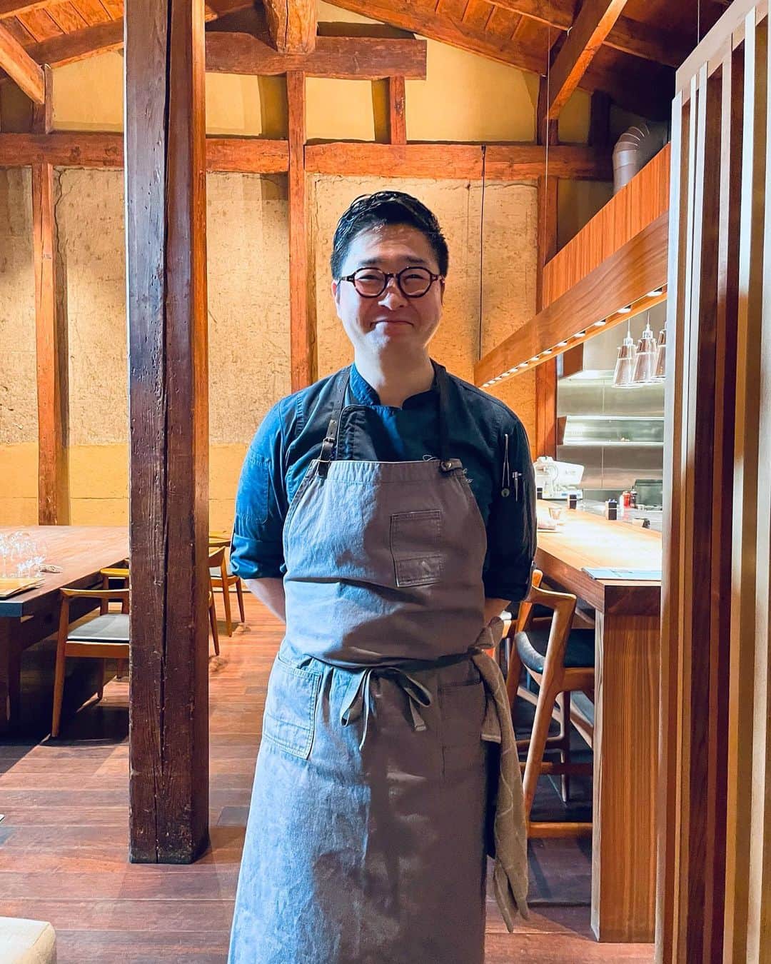 真藤舞衣子のインスタグラム：「「美味しい」を作ってくれる人って顔を見ただけでわかる。 柚木さんもその1人、入った瞬間にご挨拶して、期待しちゃいました。 そしてその通りでした！ 富山の旬の食材と地元の作家さんたちの器で繰り広げられる劇場型フルオープンキッチンで私たちだけのプライベートな贅沢な時間を過ごしました。  #マイマイ富山　#富山　#toyama #東岩瀬　#カーヴユノキ」