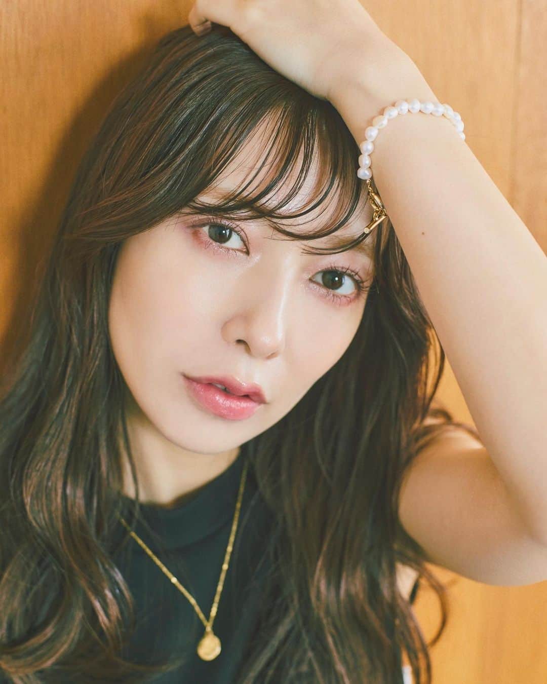 斉藤優里のインスタグラム：「THE王道のウケを狙ったコーデです🥰❤️ 綺麗めなのにコーデに悩まずさらっと着れちゃう ワンピースが私は大好き〜！！！  急いでる時でもサクッと着れちゃうしコーデに悩まず 少しだけアクセサリーたせばもう完璧◎  黒の綺麗なワンピースには私は パールの小物をあわせがちです🖤 よりお上品に格上げしてくれるからおすすめです  _____  dress…@noela_official pierce…@nomg_official necklace…@magnolia_tokyo bracelet…@aplo.official bag…@noela_official pumps…@dianashoespress  _____  #今日の服 #今日のコーデ #ゆったんコーデ #斉藤優里 #ゆったん」