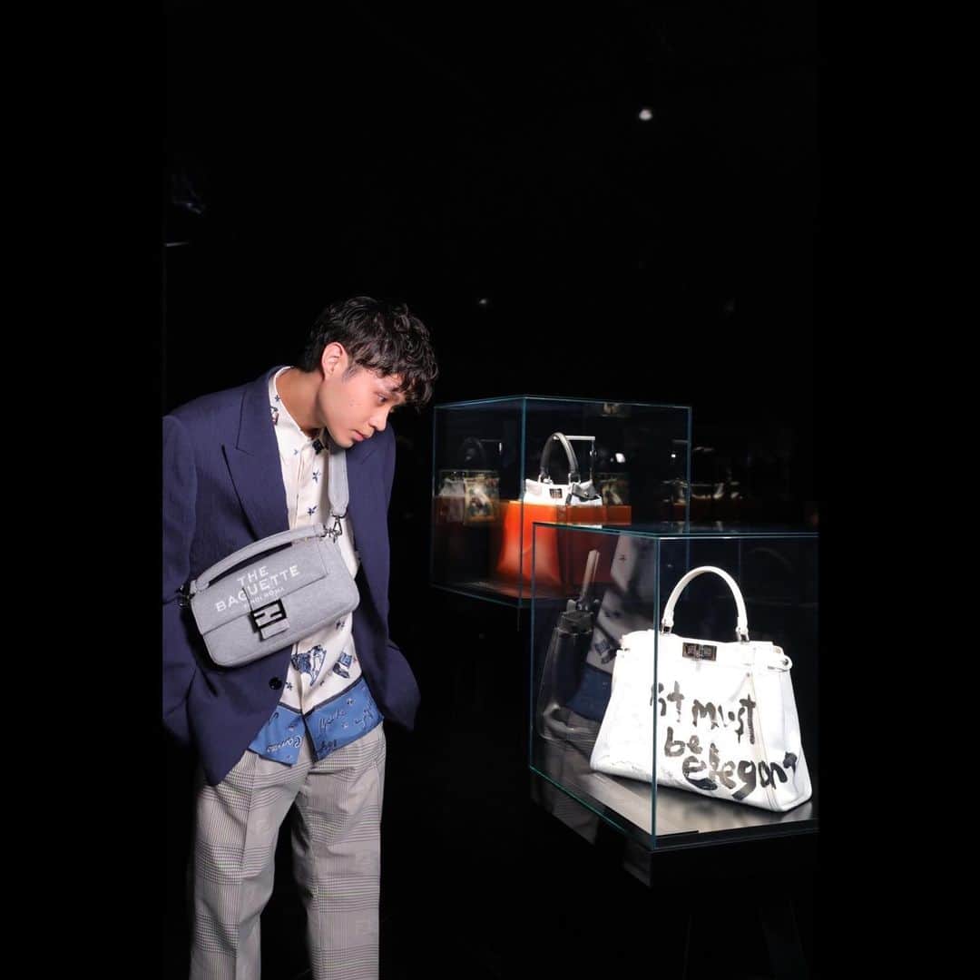 磯村勇斗のインスタグラム：「.  『FENDI』 展覧会  「ハンド・イン・ハンド～卓越した職人技への称賛」  まるで美術館のように飾られた様々な「バゲット」「ピーカーブー」 どれもイタリアの職人さん達が手作業で一つ一つ丁寧に作り上げている。 今回の展覧会では、日本人アーティストの方々とコラボしている「ピーカーブー」も展示してあります。  アートを見ているような、職人さんの愛が詰まったアイテムに触れることができました。  #FendiHandinHand #FendiBaguette #FendiPeekaboo #fendi」