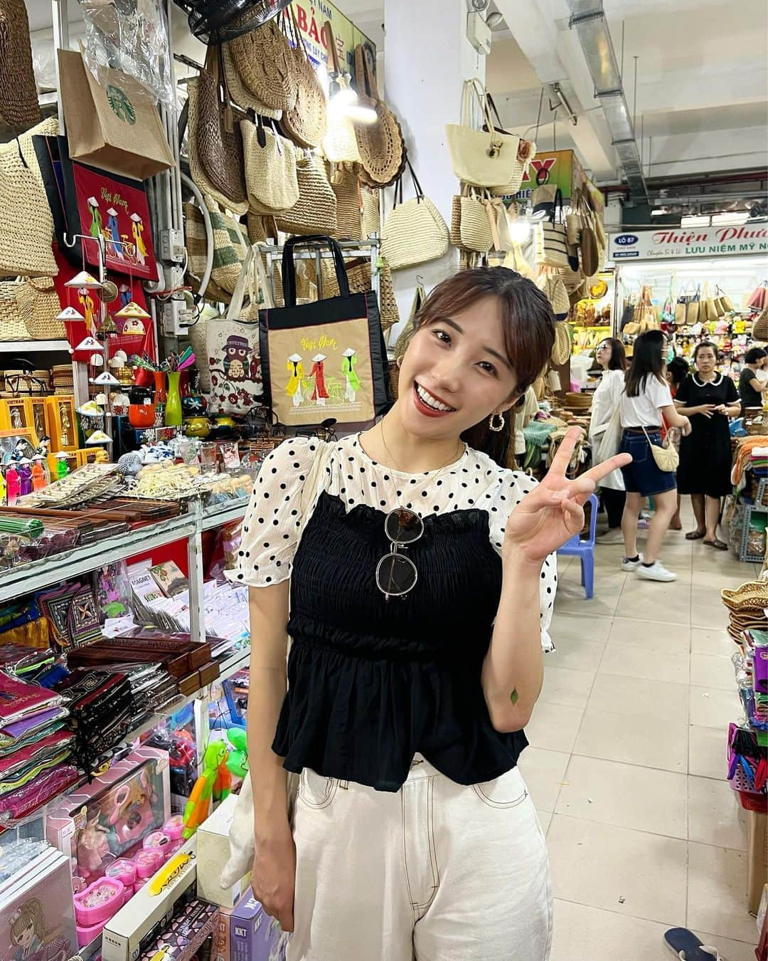 Moka さんのインスタグラム写真 - (Moka Instagram)「ハン市場でお買い物🛒  お昼にフォー食べたんだけど、知らん間にトッピングの香草で押し花タトゥーしてたわ💪🏻🌿  #フリーモデル #フリーランスモデル #フリーモデル東京 #東京モデル #モデル東京 #広告モデル #イメージモデル #撮影 #撮影モデル #撮影依頼受付中 #撮影依頼募集中 #インフルエンサー #インスタグラマー #一人旅 #ひとり旅 #一人旅女子 #旅行好き #旅行好き女子 #旅女 #タビジョ #旅ガール #海外旅行 #海外旅行好き #海外旅行好女子 #ベトナム #ダナン #ベトナム旅行 #ダナン旅行 #ダナン観光 #ハン市場」4月20日 16時41分 - moka_030n