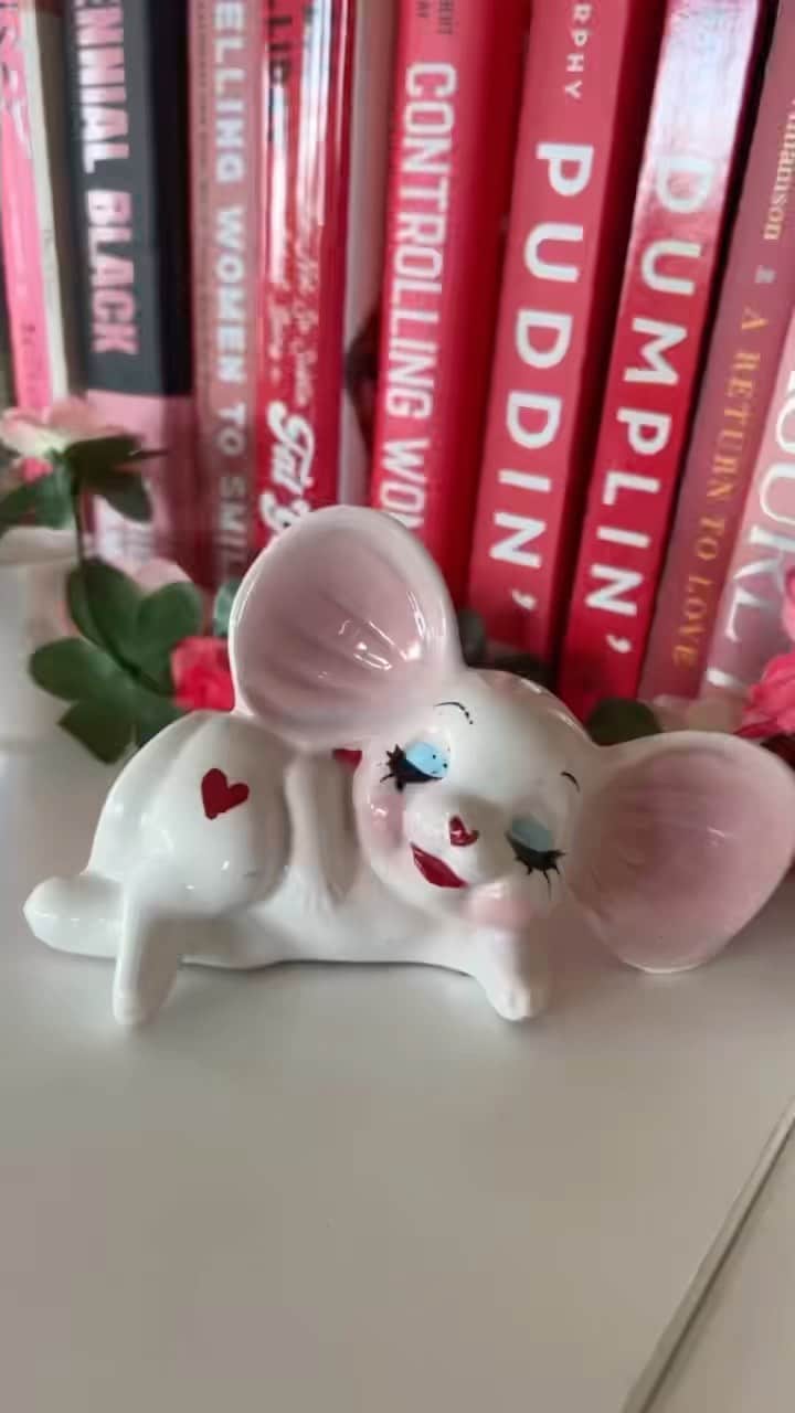 テス・ホリデーのインスタグラム：「Y’all have been asking for a house tour, this is a lil mini one of my eclectic home! We’ve been here for 2 years & it’s taken me that long to settle in. This is the first safe place I’ve really ever lived since adulthood… or really for as long as I can remember. My home brings me so much joy, it’s the perfect mix of my southern roots, vintage treasures I’ve collected around the world & fun. Oh & I’ve been a successful 🪴 mom for 2 years too! 🥹 Thanks to @fashion_finds @nadiaaboulhosn for helping me create such a beautiful space & organized the clutter in my brain to a reality haha   Lastly, I love supporting artists so I’m tagging some of the folks I proudly have displayed in my home for y’all & other home decor places I purchased from🫶 @jackijokoester @nevermade @girlknewyork @electricw00d @yellowpop @baronvonfancy @ruthlesslytender @jonathanadler @rugs_usa @staceymartintattoos @crater_moon @rosehoundapparel @honeybgold @voluspacandles @ebay ✨」